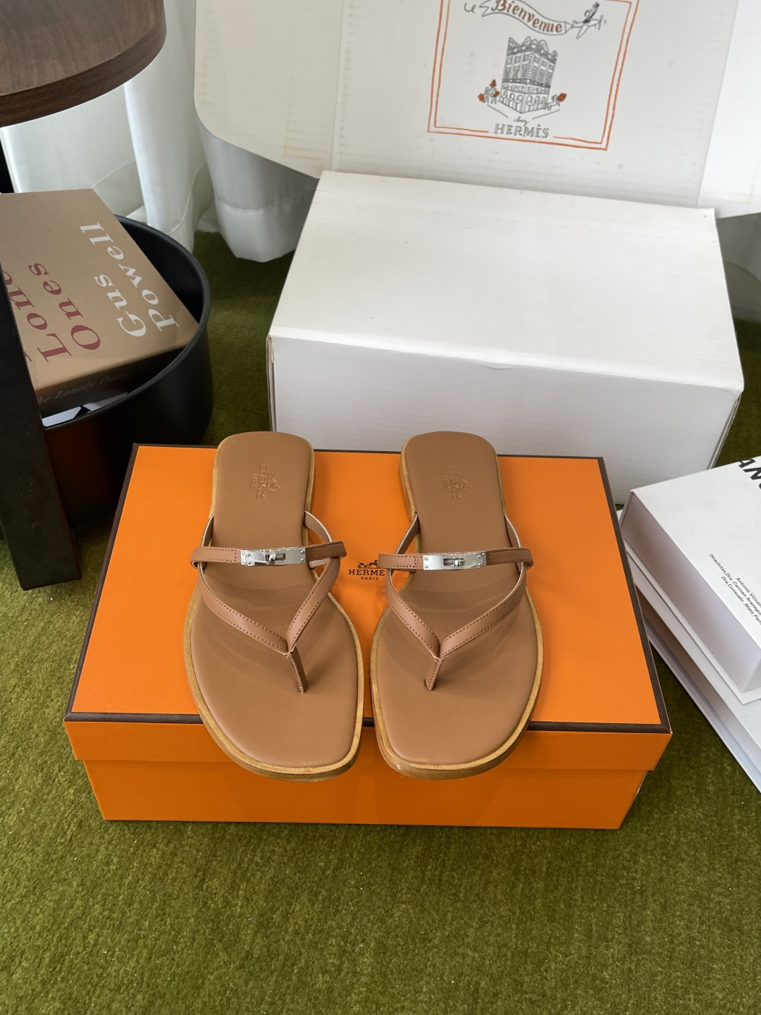 NO:782191,Purchasing agent Hermes 26 latest product Kelly buckle flip-flops Hermes Kelly buckle flip-flops Classic design iconic Kelly metal buckle Highly recognizable Simple and versatile Super refreshing for summer wear Flat and lightweight Comfortable for daily use or vacation Not tiring after long walks  Size 35-40 (40.41 customized), split-toe shoes, hermes, hermes, cowhide, sheepskin19860909代购级 Hermes 爱马仕 26最新品 Kelly扣人字拖  Hermes Kelly扣人字拖 经典设计标志性Kelly 金属扣 辨识度超高 简约百搭 夏天穿超清爽 平底轻便 日常或度假都很舒适 长时间走路也不累 Kelly扣细节精致 品牌感满满 是夏日穿搭的点睛之选 优质牛皮鞋面 柔软细腻 垫脚羊皮 意大利真皮底 码数35-40（40.41定做）,分趾鞋,hermes,hermes,cowhide,sheepskin,Women's Shoes