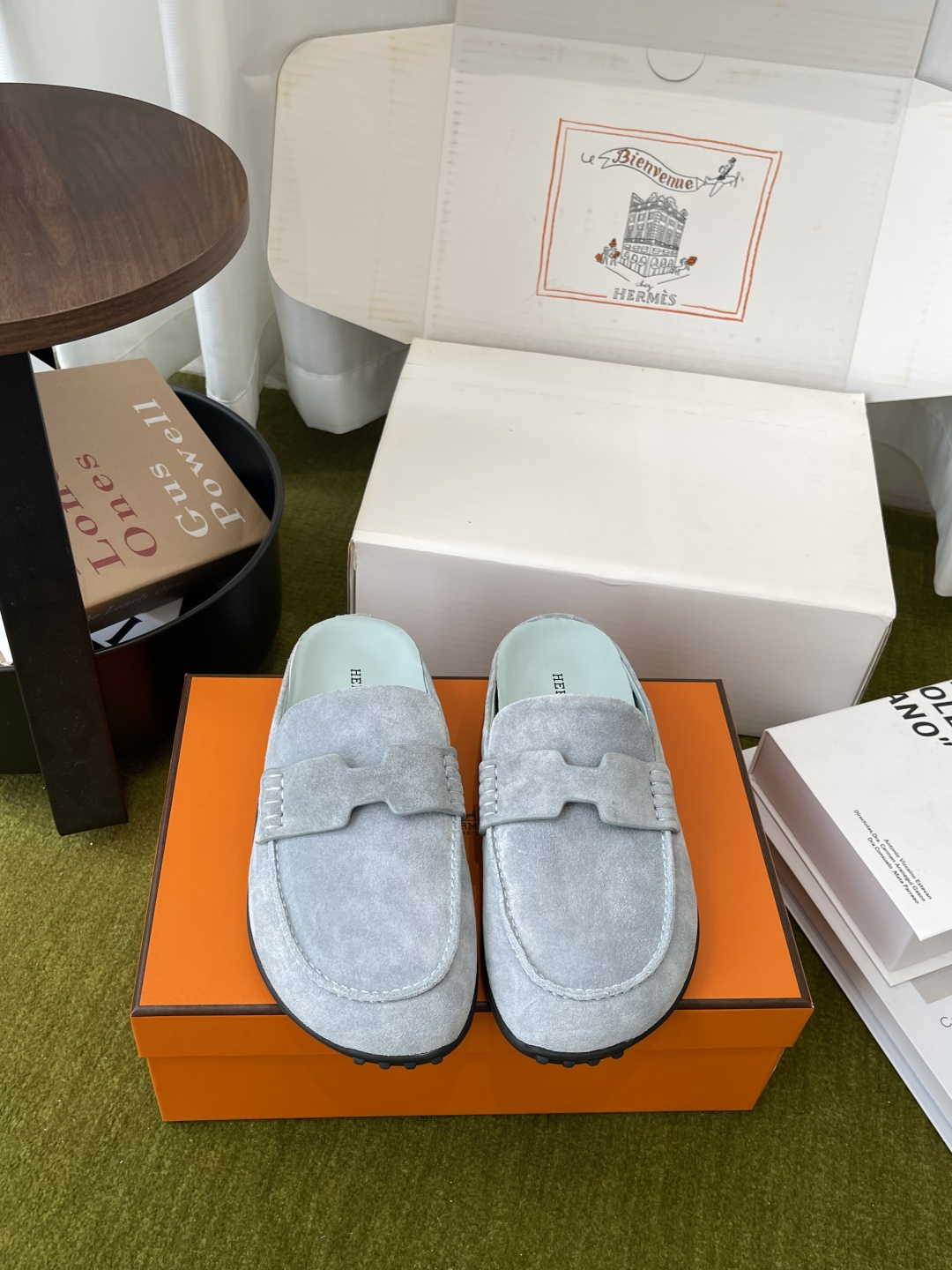 NO:782185,Purchasing agent Hermès 26ss new suede Birkenstock slippers Hermès suede Birkenstock slippers Soft and delicate material Comfortable and durable Classic toe-toe half-slip design Simple and elegant Very versatile for daily casual wear Black rubber soles are non-slip Light and easy to wear Suitable for long walks The inner lining of the shoe is printed with the 'HERMS' logo to highlight the brand identity The overall style combines Birkenstocks and loafers, both practical and fashionable  It is a representative of high-end casual shoes. It has both quality and taste. It is suitable for you who pursue a refined life. Deerskin upper, sheepskin lining, original molded rubber sole, size 35-40 (customized at 40.41), half drag, hermes, hermes, loafers, slippers, sheepskin, chamois leather19860909代购级 Hermès 爱马仕 26ss新款 麂皮勃肯拖鞋 Hermès麂皮勃肯拖鞋 柔软细腻材质 舒适又耐用 经典包头半拖设计 简约大方 日常休闲穿搭超百搭 黑色橡胶鞋底防滑 轻便易穿 适合长时间行走 鞋内衬印有“HERMS”标志 彰显品牌身份 整体风格融合勃肯鞋与乐福鞋 兼具实用与时尚 是高端休闲鞋代表 品质与品味兼具 适合追求精致生活的你 鞋面鹿皮 内里羊皮 原版开模橡胶底 码数35-40（40.41定做）,半拖,hermes,hermes,loafers,slippers,sheepskin,chamois leather,Women's Shoes