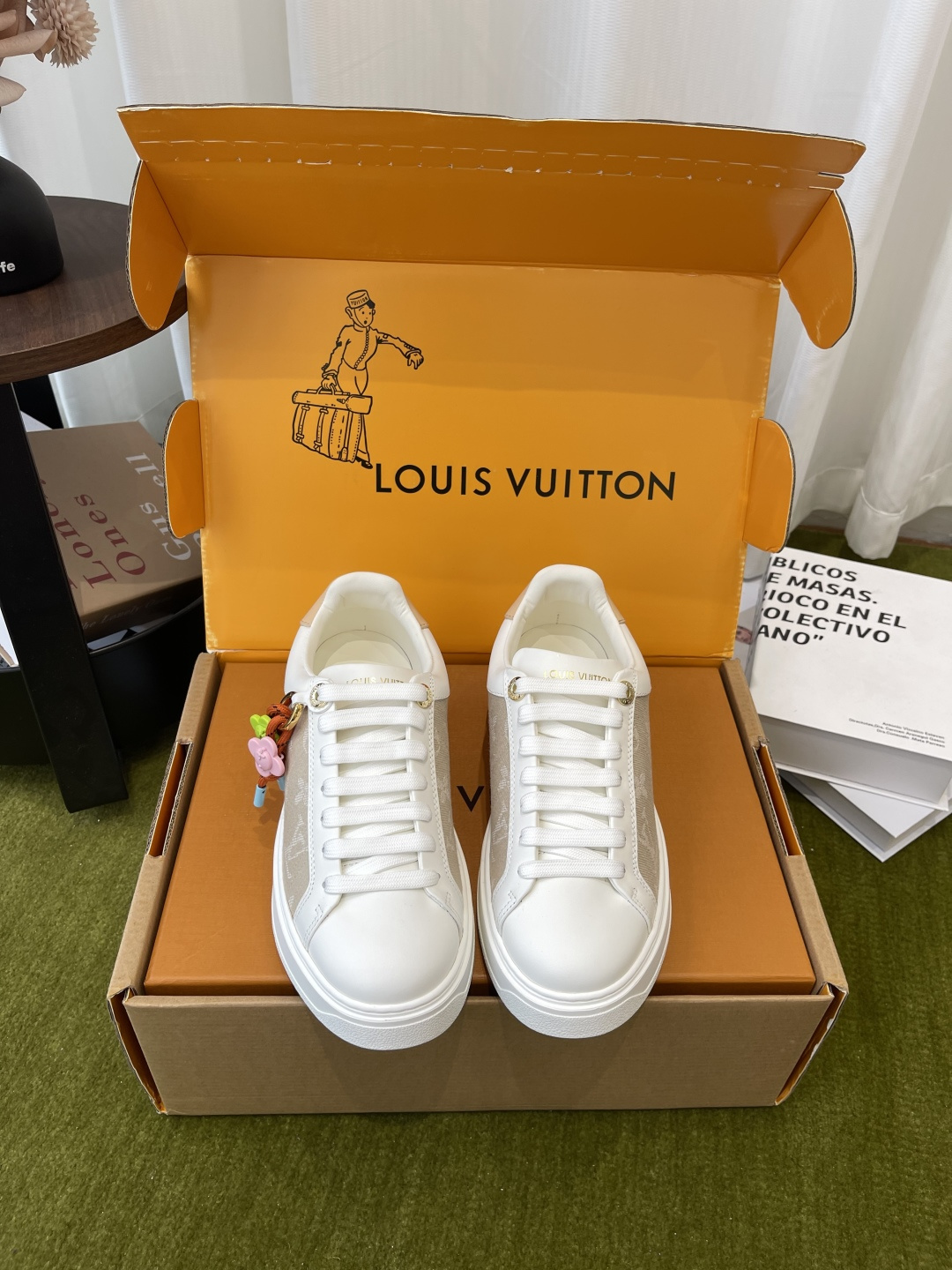 NO:782179,Louis Vuitton Louis Vuitton 26ss co-branded Time Out casual white shoes sneakers classic denim relaunched New denim denim series based on retro denim fabric with neat shoe shape and exquisite details Perfect fusion of casual street style and elegant temperament Versatile and durable, showing a frank style in every step Monogram flowers bloom on the thickened rubber outsole to express the brand's style Original imported first-layer cowhide fabric  Original custom-made soft sheepskin lining, original molded TPU non-slip outsole, size 35-41 (customized at 40.41), casual shoes/sports shoes, louis vuitton, louis vuitton, sneakers, cowhide, sheepskin19860909Louis Vuitton 路易威登 26ss联名款 Time Out 休闲 小白鞋 运动鞋 经典丹宁 焕新登场 全新牛仔丹宁系列 以复古牛仔面料为基底 搭配利落鞋型与精致细节 将随性街头感与优雅气质完美融合 百搭耐看不挑穿搭 步履之间 尽显率性格调 Monogram 花卉于加厚橡胶外底绽放品牌风华 面料原版进口头层牛皮 内里原版定制柔软羊皮 原版开模TPU防滑大底 码数35-41（40.41定做）,休闲鞋/运动鞋,louis vuitton,louis vuitton,sneakers,cowhide,sheepskin,Women's Shoes