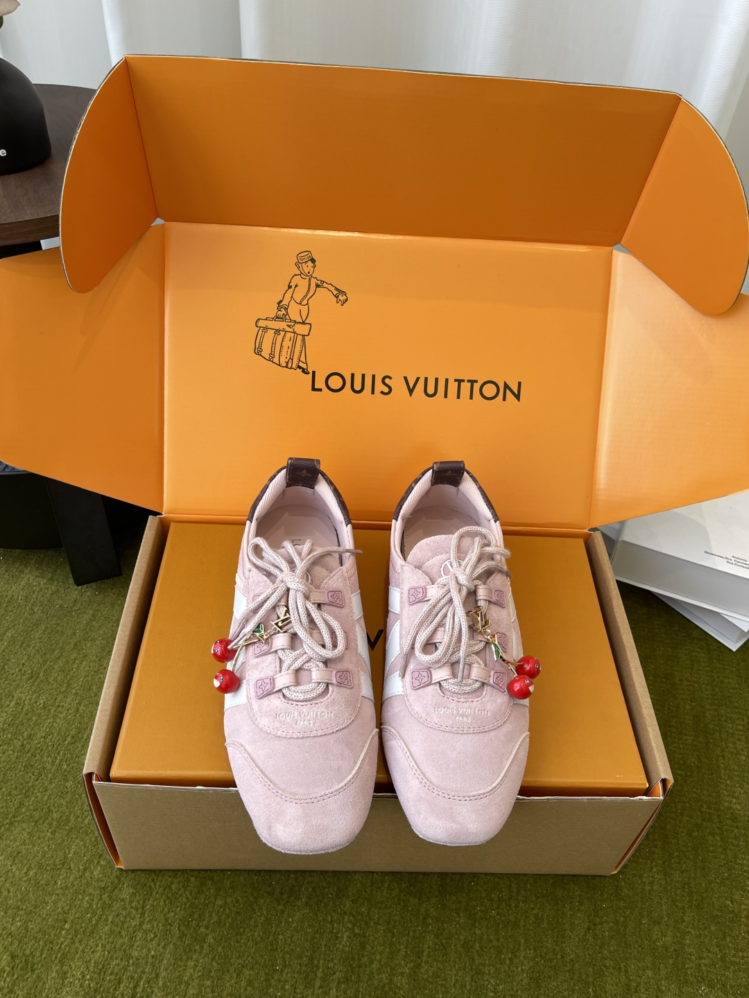 NO:783836,Louis Vuitton Louis Vuitton Sneakerina series ballet shoes, flat casual shoes (Accessories 60) LV Sneakerina ballet sneakers are made for summer, cleverly blending Monogram denim with tonal suede leather trimming. The double shoelaces are accompanied by colorful Monogram flower hangings, adding a playful interest. Vibrant LV letters and rubber Louis Vuitton logo are cleverly decorated on the side. The distinctive characteristics of this trendy design are Monogram.  Denim fabric/cow leather/sheep leather laces, Louis Vuitton elements Sacchetto process injection molding, TPU outsole, size 35-39 (40 customized), casual shoes/sports shoes, louis vuitton, louis vuitton, louis vuitton, flats, sneakers, cowhide, sheepskin19860909Louis Vuitton 路易威登 Sneakerina系列芭蕾舞鞋 平底鞋休闲鞋（配饰60） LV Sneakerina 芭蕾运动鞋为夏日打造,将 Monogram 丹宁布与同色调绒面牛皮革饰边巧妙相融 双鞋带伴以彩色 Monogram 花卉挂饰 平添俏皮意趣 侧面巧饰活力 LV 字母与橡胶路易威登标识 成就此潮流设计的鲜明特质  Monogram 丹宁织物/牛皮革/羊皮革鞋带 路易威登元素Sacchetto 工艺注塑 TPU外底 码数35-39（40定做）,休闲鞋/运动鞋,louis vuitton,louis vuitton,louis vuitton,flats,sneakers,cowhide,sheepskin,Women's Shoes