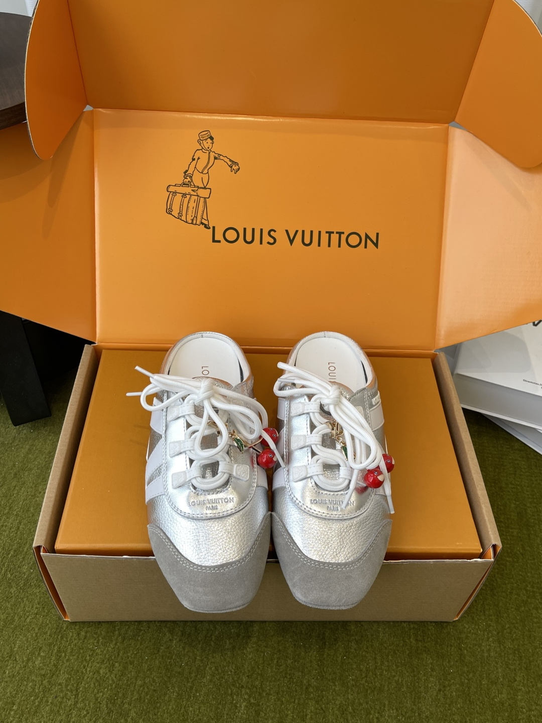 NO:783843,Louis Vuitton Louis Vuitton Sneakerina series ballet shoes, flats, half-slippers, casual shoes (Accessories 60) LV Sneakerina ballet sneakers are made for summer, cleverly blending Monogram denim with tonal suede calfskin trim. The double shoelaces are accompanied by colorful Monogram flower hangings, adding a playful interest. Vibrant LV letters and rubber Louis Vuitton logo are cleverly decorated on the side. The distinctive features of this trendy design are Monogram.  Denim fabric/cow leather/sheep leather laces, Louis Vuitton elements Sacchetto process injection molding, TPU outsole, size 35-39 (40 customized), casual shoes/sports shoes, louis vuitton, louis vuitton, louis vuitton, flats, sneakers, cowhide, sheepskin19860909Louis Vuitton 路易威登 Sneakerina系列芭蕾舞鞋 平底鞋 半拖 休闲鞋（配饰60） LV Sneakerina 芭蕾运动鞋为夏日打造,将 Monogram 丹宁布与同色调绒面牛皮革饰边巧妙相融 双鞋带伴以彩色 Monogram 花卉挂饰 平添俏皮意趣 侧面巧饰活力 LV 字母与橡胶路易威登标识 成就此潮流设计的鲜明特质  Monogram 丹宁织物/牛皮革/羊皮革鞋带 路易威登元素Sacchetto 工艺注塑 TPU外底 码数35-39（40定做）,休闲鞋/运动鞋,louis vuitton,louis vuitton,louis vuitton,flats,sneakers,cowhide,sheepskin,Women's Shoes