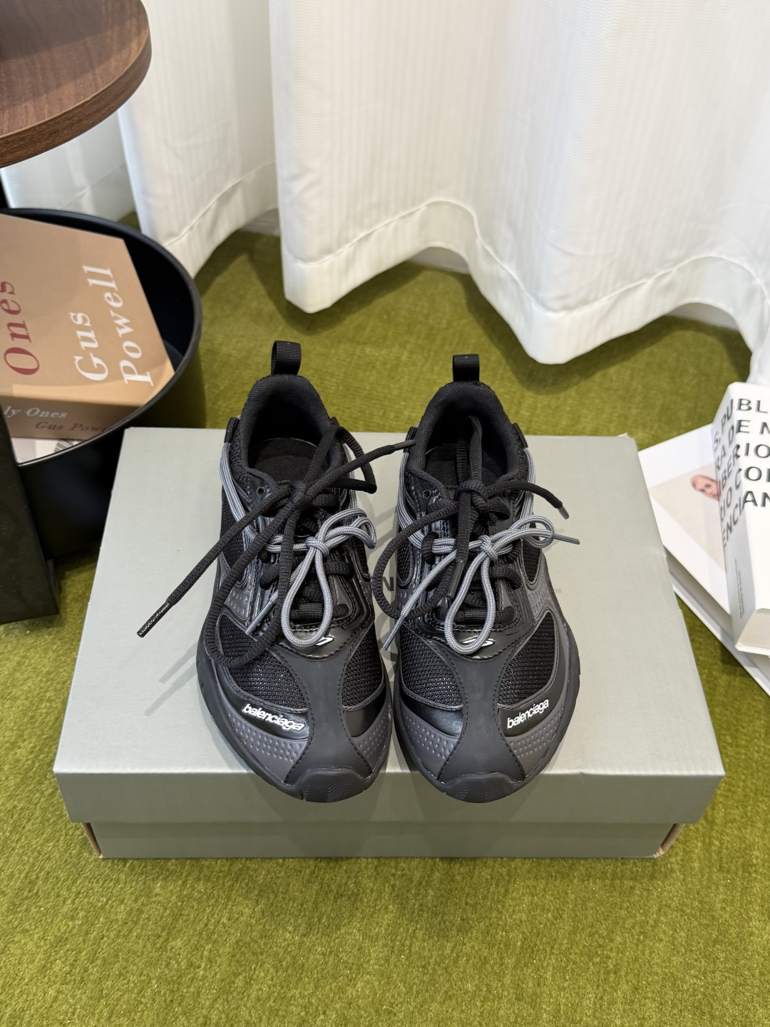 NO:783858,Balenciaga Balenciaga 26ss official synchronization new Rader series distressed casual shoes sports shoes Different from the previous iconic thick soles, bulky and exaggerated shoe body structure, BALENCIAGA began to 'test the water' with more restrained and restrained shoes, such as Monday, Circuits and the Hamptons released some time ago. They have abandoned the ultra-thick soles and exaggerated uppers, and used new shoes with flat, ground-breaking thin-soled shoe outlines as the core Outline a lighter posture. The upper is made of space technology mesh and 3D embossed gradient material. It is paired with distressed processing and metallic side markings to create a strong visual impact. Original molded two-color rubber sole. Size 35-45 (40 for women and 45 for men. Customized and non-returnable). Casual shoes/sports shoes, balenciaga, balenciaga, sneakers19860909Balenciaga 巴黎世家 26ss官方同步 新款 Rader系列 做旧 休闲鞋 运动鞋 不同于以往标志性的厚底 笨重且浮夸的鞋身结构 BALENCIAGA 开始「试水」更克制和收敛的鞋款 例如Monday、Circuits 以及前段时间释出的 Hamptons 都舍弃了超厚底和浮夸的鞋面 以全新鞋款以扁平、贴地的 薄底鞋轮廓內核心 勾勒出更为轻盈的姿态 鞋面采用太空科技网面与3D压印渐变材质拼接 搭配做旧处理与金属质感的侧标 塑造强烈视觉冲击 原版开模双色橡胶底 码数35-45（女40 男45定做不退换）,休闲鞋/运动鞋,balenciaga,balenciaga,sneakers,Women's Shoes