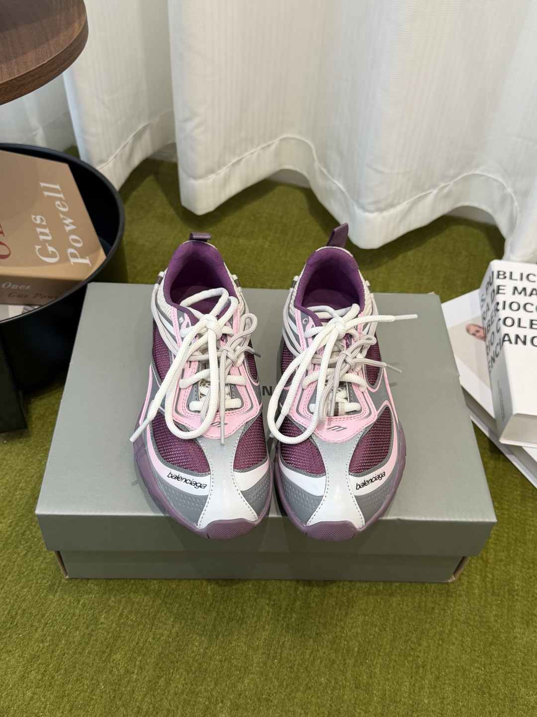 NO:783865,Balenciaga Balenciaga 26ss official synchronization new Rader series distressed casual shoes sports shoes Different from the previous iconic thick soles, bulky and exaggerated shoe body structure, BALENCIAGA began to 'test the water' with more restrained and restrained shoes, such as Monday, Circuits and the Hamptons released some time ago. They have abandoned the ultra-thick soles and exaggerated uppers, and used new shoes with flat, ground-breaking thin-soled shoe outlines as the core Outline a lighter posture. The upper is made of space technology mesh and 3D embossed gradient material. It is matched with distressed processing and metallic side markings to create a strong visual impact. Original molded two-color rubber sole. Size 35-40 (women's 40, custom-made and non-returnable), casual shoes/sports shoes, balenciaga, balenciaga, sneakers19860909Balenciaga 巴黎世家 26ss官方同步 新款 Rader系列 做旧 休闲鞋 运动鞋 不同于以往标志性的厚底 笨重且浮夸的鞋身结构 BALENCIAGA 开始「试水」更克制和收敛的鞋款 例如Monday、Circuits 以及前段时间释出的 Hamptons 都舍弃了超厚底和浮夸的鞋面 以全新鞋款以扁平、贴地的 薄底鞋轮廓內核心 勾勒出更为轻盈的姿态 鞋面采用太空科技网面与3D压印渐变材质拼接 搭配做旧处理与金属质感的侧标 塑造强烈视觉冲击 原版开模双色橡胶底 码数35-40（女40 定做不退换）,休闲鞋/运动鞋,balenciaga,balenciaga,sneakers,Women's Shoes