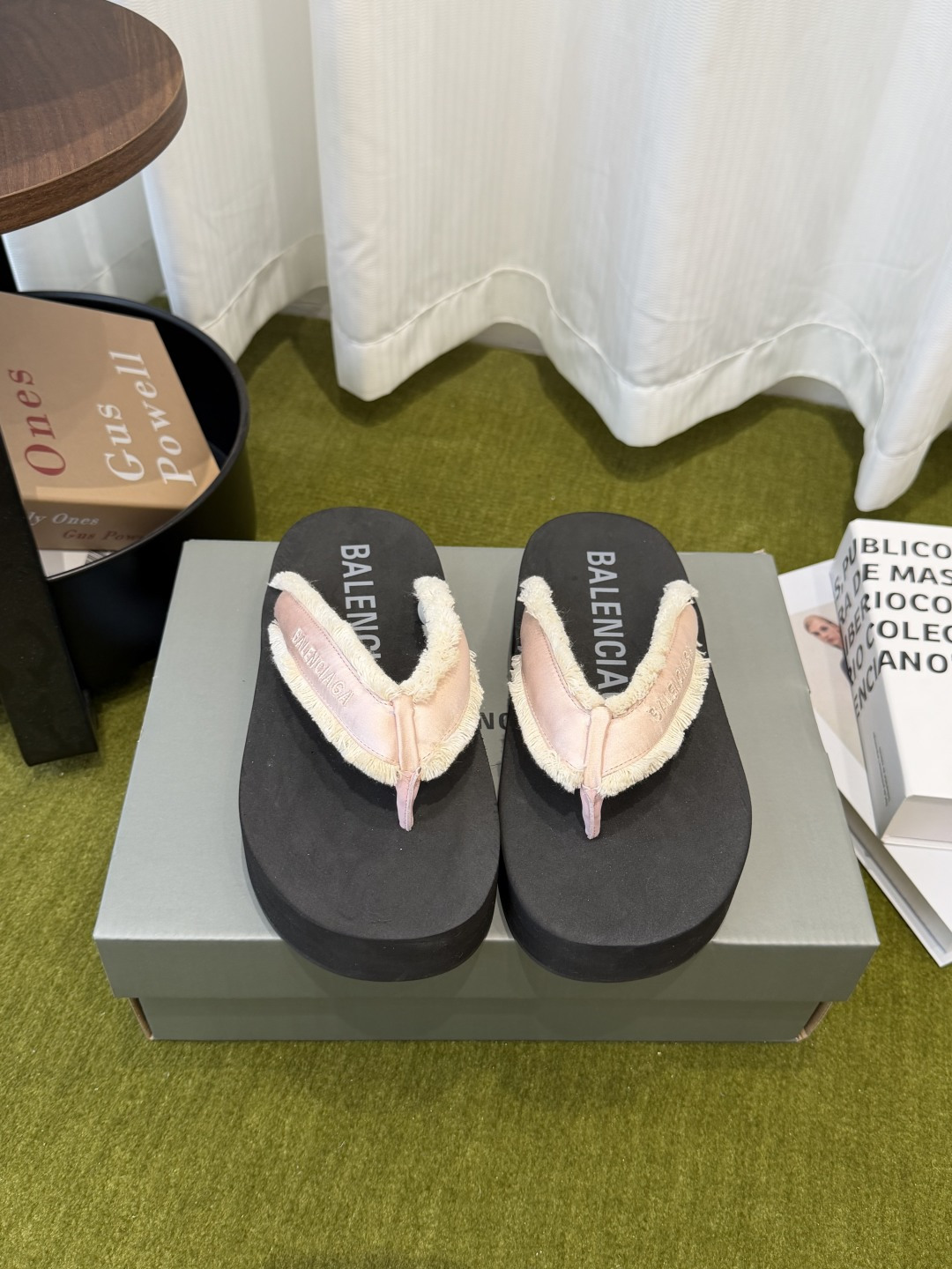 NO:783828,Balenciaga Balenciaga 26ss new summer flip-flops Balenciaga's latest hot style summer flip-flops Versatile and slimming style A slipper with great looks. It is perfect with any combination. Lazy slippers are worth recommending. Must-have models for the beach. Size 35-42 (40 41 42 customized), split-toe shoes, balenciaga, balenciaga, slippers19860909Balenciaga 巴黎世家 26ss夏季新款 夹脚人字拖  巴黎世家最新爆款 夏季夹脚拖鞋 百搭显脚瘦气质款 颜值爆棚的一款拖鞋 任意搭配都很绝 懒人拖鞋值得推荐 海滩必备款 码数35-42（40 41 42定做）,分趾鞋,balenciaga,balenciaga,slippers,Women's Shoes