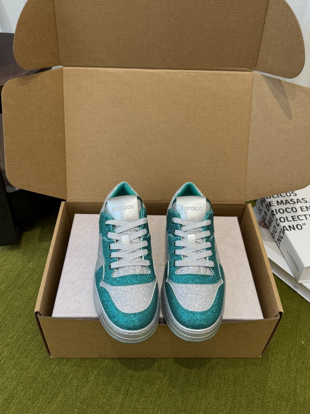 NO:783820,Jimmy Choo FLORENT's latest spring and summer skate shoes, casual shoes, couple models, the same style as Wang Yibo's CCTV Spring Festival Gala stage, out of stock at counters, super hard to buy, dark green silver upper with fine glitter contrast stitching, calf cowhide base + high-end fine glitter fabric, light refraction brings atmospheric gloss, brand logo embossed on the tongue, full brand recognition, original molded outsole, size female 35-40  Male 39-45 (female 40, male 45 custom-made), casual shoes/sports shoes,jimmy choo,jimmy choo,sneakers,cowhide19860909Jimmy Choo 吉米周 FLORENT春夏最新款 滑板鞋 休闲鞋 情侣款 王一博央视春晚舞台同款 专柜断货王 超级难买 鞋面墨绿色银色满幅细腻闪粉撞色拼接 calf牛皮基底+高级细闪面料 光线折射自带氛围感光泽 鞋舌压印品牌Logo 品牌辨识度拉满 原版开模大底 码数女35-40 男39-45（女40 男45定做）,休闲鞋/运动鞋,jimmy choo,jimmy choo,sneakers,cowhide,Women's Shoes