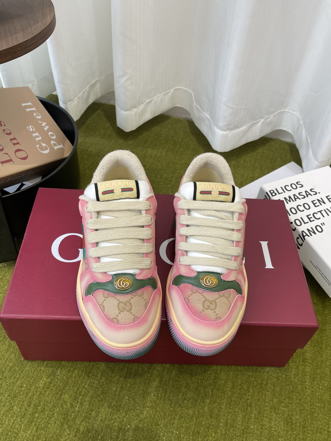 NO:784227,Women's Gucci Gucci Latest Color Screener Series Small Dirty Shoes Distressed Inkjet Printing Silk Screen Printing Casual Sneakers This Screener series of sneakers is crafted using handmade gradient silk printing technology. Inspired by the inkjet printing effect, it is newly presented with a dazzling design. The red and green webbing on the side is cleverly embellished with the Gucci retro logo label. The fabric is original imported first-layer cowhide. The lining is original customized terry velvet lining. Original open-molded TPU outsole. Size:  Women's 35-40 (40 custom-made), casual shoes/sports shoes, gucci, gucci, sneakers, cowhide19860909女款Gucci古驰 最新配色 Screener系列 小脏鞋 做旧 喷绘 绢印印花 休闲 运动鞋 这款Screener系列运动鞋匠心选用手工渐变绢印印花工艺 从喷绘效果中汲取灵感 焕新呈献亮眼设计 侧面饰红绿织带 巧妙点缀Gucci复古标识标签 面料原版进口头层牛皮 内里原版定制毛巾绒里 原版开模TPU大底 码数: 女款35-40（40定做）,休闲鞋/运动鞋,gucci,gucci,sneakers,cowhide,Women's Shoes