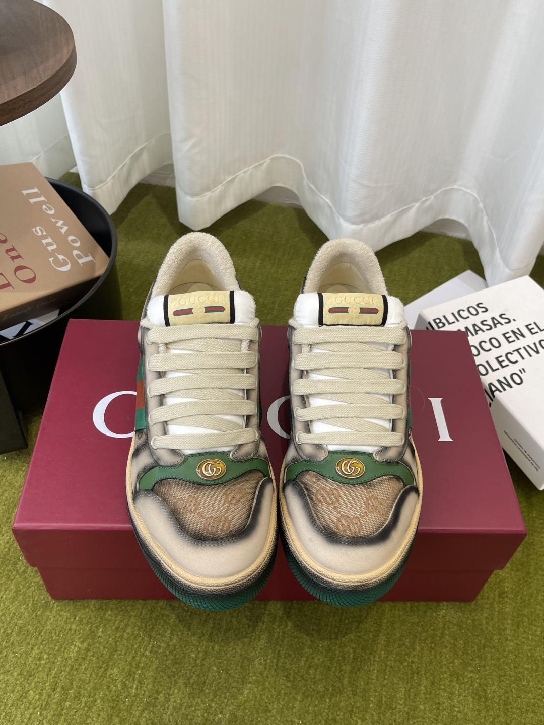 NO:784232,Men's Gucci Gucci Latest Color Screener Series Small Dirty Shoes Distressed Inkjet Printing Silk Screen Printing Casual Sports Shoes This Screener series of sneakers is crafted using hand-made gradient silk printing technology. Inspired by the inkjet printing effect, it is newly presented with a dazzling design. The red and green webbing on the side is cleverly embellished with the Gucci retro logo label. The fabric is original imported first-layer cowhide. The lining is original customized terry velvet lining. Original open-molded TPU outsole. Size:  39-45 (customized at 45), casual shoes/sports shoes, gucci, gucci, sneakers, cowhide19860909男款Gucci古驰 最新配色 Screener系列 小脏鞋 做旧喷绘 绢印印花 休闲 运动鞋 这款Screener系列运动鞋匠心选用手工渐变绢印印花工艺 从喷绘效果中汲取灵感 焕新呈献亮眼设计 侧面饰红绿织带 巧妙点缀Gucci复古标识标签 面料原版进口头层牛皮 内里原版定制毛巾绒里 原版开模TPU大底 码数: 39-45（45定做）,休闲鞋/运动鞋,gucci,gucci,sneakers,cowhide,Women's Shoes