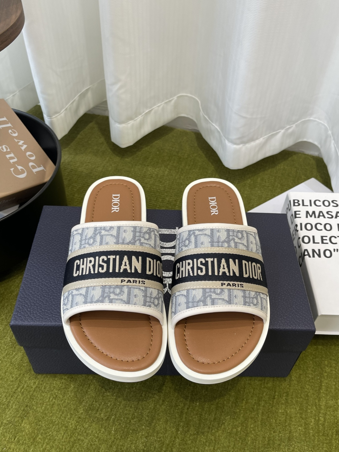 NO:784312,Dior Dior's latest Alias collection Men's slippers Dior Alias sandals are both casual and elegant. Carefully crafted with beige and black Oblique printed fabrics. Cross-strap design. Black leather and rubber soles are more sophisticated. Extraordinary comfort. Decorated with Oblique pattern anti-slip pattern to enhance style. Easily matched with various casual looks this season. Fabric original custom Oblique printed fabric. Lining: original custom soft leather lining. Original open mold anti-slip rubber material. Size:  Men's 39-45 (45 customized), slippers, dior, dior, sandals, slippers19860909Dior迪奥 最新Alias系列 男款 拖鞋 Dior Alias 凉鞋兼具休闲而高雅的风范 采用米色和黑色Oblique 印花面料精心制作 交叉带设计 黑色皮革和橡胶鞋底更显精致 舒适非凡 饰以 Oblique 图案防滑花纹提升格调 可与本季各式休闲造型轻松搭配 面料原版定制Oblique印花面料 内里:原版定制柔软皮革里 原版开模防滑橡胶材质 码数: 男款39-45（45定做）,拖鞋,dior,dior,sandals,slippers,Women's Shoes