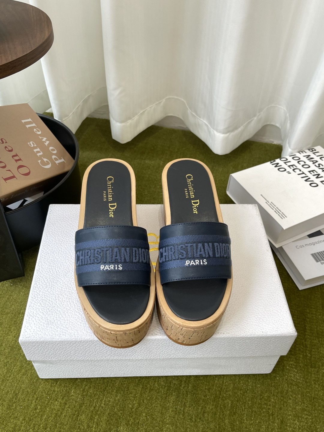 NO:784308,Dior Dior 26ss summer latest model thick-soled wedge slippers, simple and super versatile, perfect luxury on the feet, can be matched with any spring and summer clothing, the foot feels even more comfortable, the original material is perfectly reproduced, the original disassembly and molding, the fabric is original custom cowhide, the lining is original custom sheepskin, the foot pad is original custom sheepskin, large sole wedge heel, heel height 8cm, size 35-41 (40  41 Customized (non-refundable), slippers, dior, dior, slippers, cowhide, sheepskin19860909Dior迪奥 26ss夏季最新款 厚底坡跟拖鞋 简约超级百搭 上脚完美奢华可任意搭配春夏服饰 脚感更是舒适 材质原版完美复刻 原版拆解开模 面料原版定制牛皮 内里原版定制羊皮 垫脚原版定制羊皮 大底坡跟大底 跟高8cm 码数35-41（40 41定做不退换）,拖鞋,dior,dior,slippers,cowhide,sheepskin,Women's Shoes