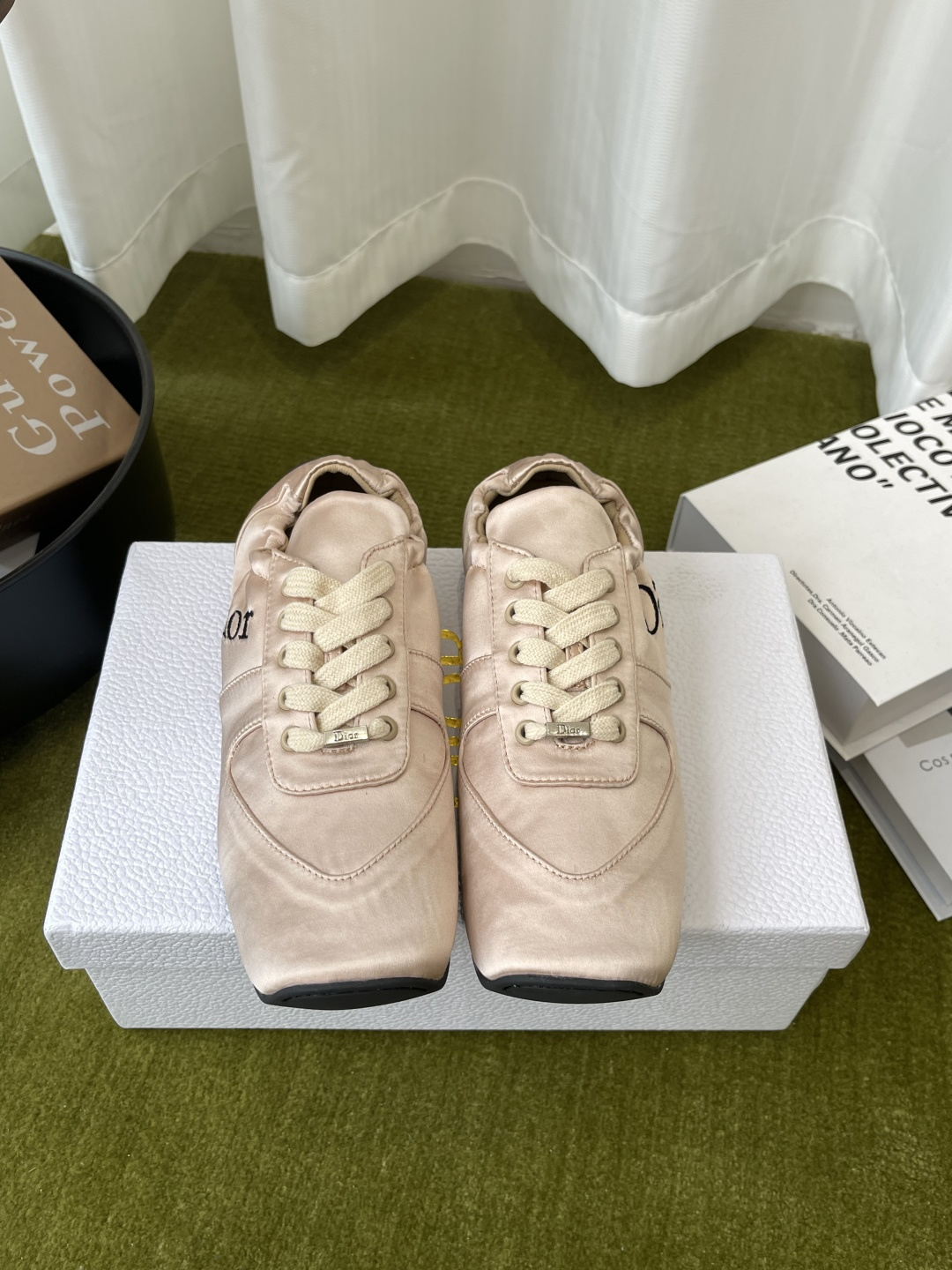 NO:784342,Dior Dior's latest 2026 casual shoes, ballet shoes, low-key luxury slip-ons, the best choice for the rich! The soft rubber sole is known as the feeling of stepping on clouds ~ The comfort is 100% girly. The color is gentle and the suede and satin texture has a strong texture ~ Add more vitality and beauty to your outfit. The shoe shape is full of wrapping, soft and textured, full of high-end feeling. The upper is suede and high mercerized satin. The lining is imported sheepskin.  Original molded rubber outsole, size 35-40 (40 is custom-made and non-returnable), casual shoes/sports shoes, dior, dior, sneakers, sheepskin, chamois leather19860909Dior迪奥 2026最新款 休闲鞋 芭蕾舞鞋 低调奢华懒人鞋 富人的不二选择!软胶底素有踩云感之称~舒适度百分百少女感十足 颜色温柔 麂皮拼缎面质感强~ 让你的穿搭更增加活力与美感 鞋型包裹感十足 柔和而有质感 高级感满满 鞋面麂皮拼高丝光缎面 内里进口羊皮 鞋底原版开模橡胶大底 码数35-40 (40定做不退换）,休闲鞋/运动鞋,dior,dior,sneakers,sheepskin,chamois leather,Women's Shoes