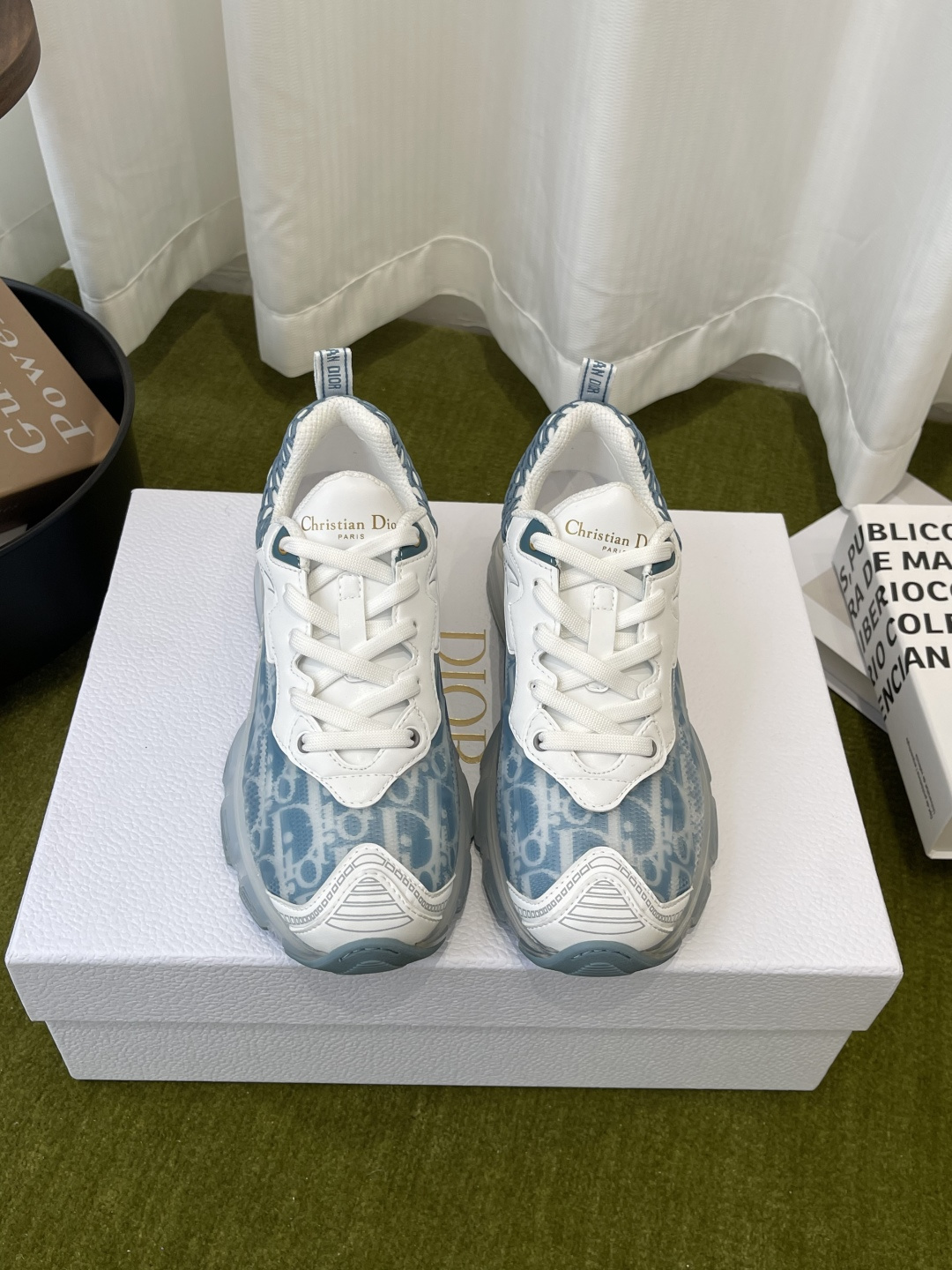 NO:784303,Dior Dior 26ss new style classic presbyopic low-top sneakers Dior classic presbyopic low-top sneakers Main color of technical fabrics Presbyopic pattern Highly recognizable The upper is made of synthetic leather and mesh, breathable and durable Thick-soled design with perfect cushioning power, perfect for daily wear or light exercise Dior logo on the tongue and side of the shoe Exquisite details Fashionable upper technical fabric calfskin Breathable mesh lining Original open-molded TPU outsole  Size 35-41 (40.41. Customized), casual shoes/sports shoes, dior, dior, sneakers, cowhide19860909Dior迪奥 26ss新款 经典老花 低帮运动鞋 Dior经典老花低帮运动鞋 科技面料主色调 老花图案 辨识度超高 鞋面采用合成革和网布 透气又耐穿 厚底设计缓震力满分 日常穿搭或轻运动都很OK 鞋舌和鞋侧有Dior标志 细节精致 时尚感拉满 鞋面科技面料小牛皮 内里透气网 原版开模TPU大底 码数35-41（40.41.订做）,休闲鞋/运动鞋,dior,dior,sneakers,cowhide,Women's Shoes