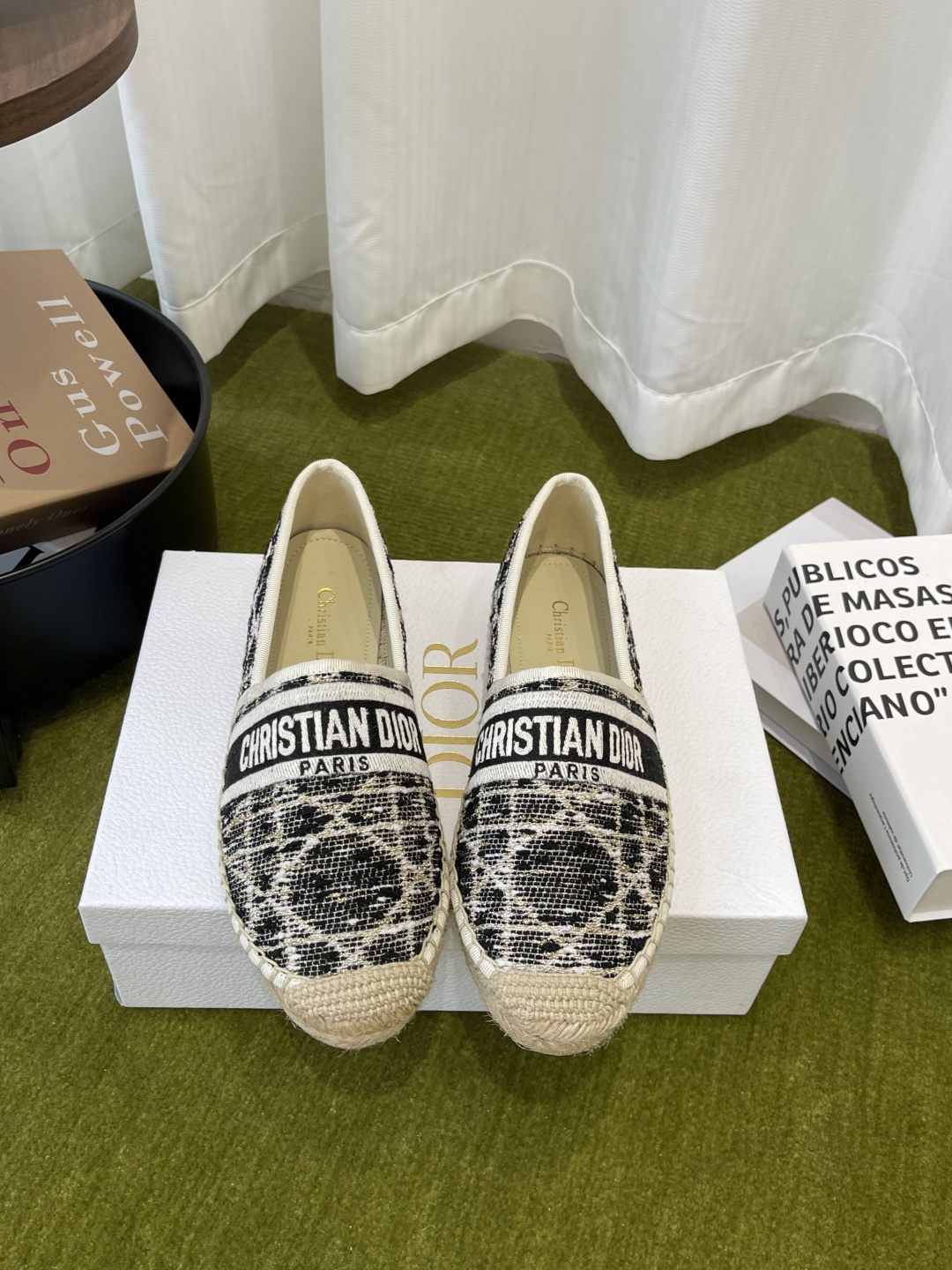 NO:784338,Dior Dior 26ss new early spring fisherman shoes. The classic design can be said to be the main series in the past two years. Both bags, shoes and clothes are very popular. Counters are synchronized. Delivery and packaging. Original customization. All details are extremely perfect and strive for zero error. Code number 34-42 (34 41 42 is customized and cannot be returned or exchanged), fisherman shoes, dior, dior, espadrilles19860909Dior迪奥 26ss早春新款 渔夫鞋  经典设计可谓是这两年主打系列 无论包包鞋子还是是衣服都非常的热门 专柜同步 发货包装 原版定制 各方面细节非常极致到位力求零误差 码数34-42（34 41 42定做不退不换）,渔夫鞋,dior,dior,espadrilles,Women's Shoes