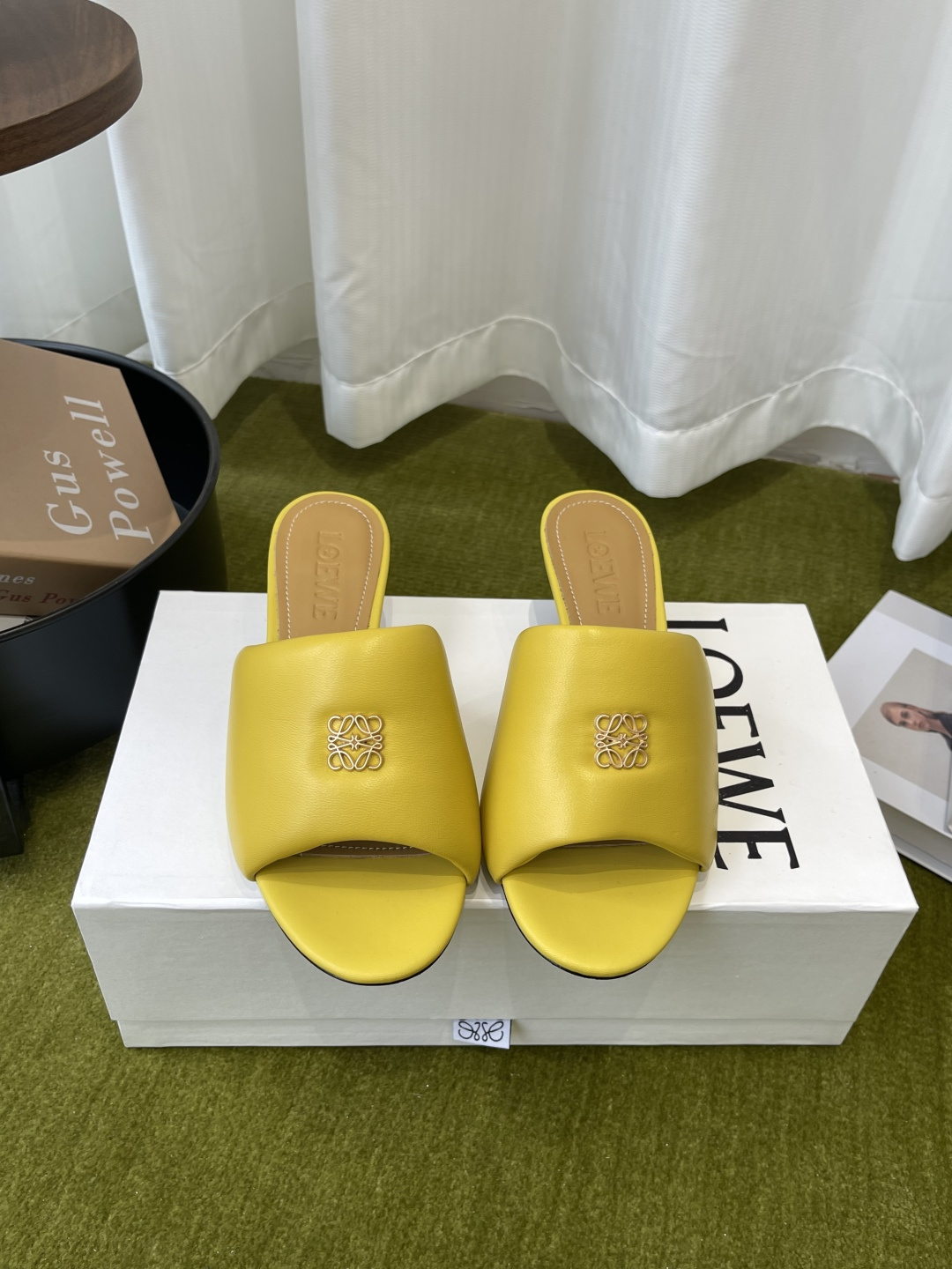 NO:785965,LOEWE 26ss latest spring and summer bread slippers. Big bread upper. Very good to wrap the feet. Very slim. Little fairies who like this style must buy it. The upper is made of imported calfskin and the lining is mixed sheepskin. The leather is delicate and very comfortable. Simple line design. Big toe design. Super tasteful. Italian genuine leather outsole. Size 35-40 (40)  41 customized), high heels and slippers, loewe, loewe, high heels, slippers, cowhide, sheepskin, Leather soles19860909LOEWE 罗意威 26ss春夏最新款 面包拖鞋  大大的面包鞋面 很好的包裹脚面 非常显瘦 喜欢这种风格的小仙女必须要入手哦  鞋面采用进口小牛皮 内里混种羊皮 皮料细腻上脚非常舒适 简约的线条设计 鞋头大头的设计 超级有味道 意大利真皮大底 码数 35-40（40 41定做）,高跟鞋拖鞋,loewe,loewe,high heels,slippers,cowhide,sheepskin,Leather soles,Women's Shoes