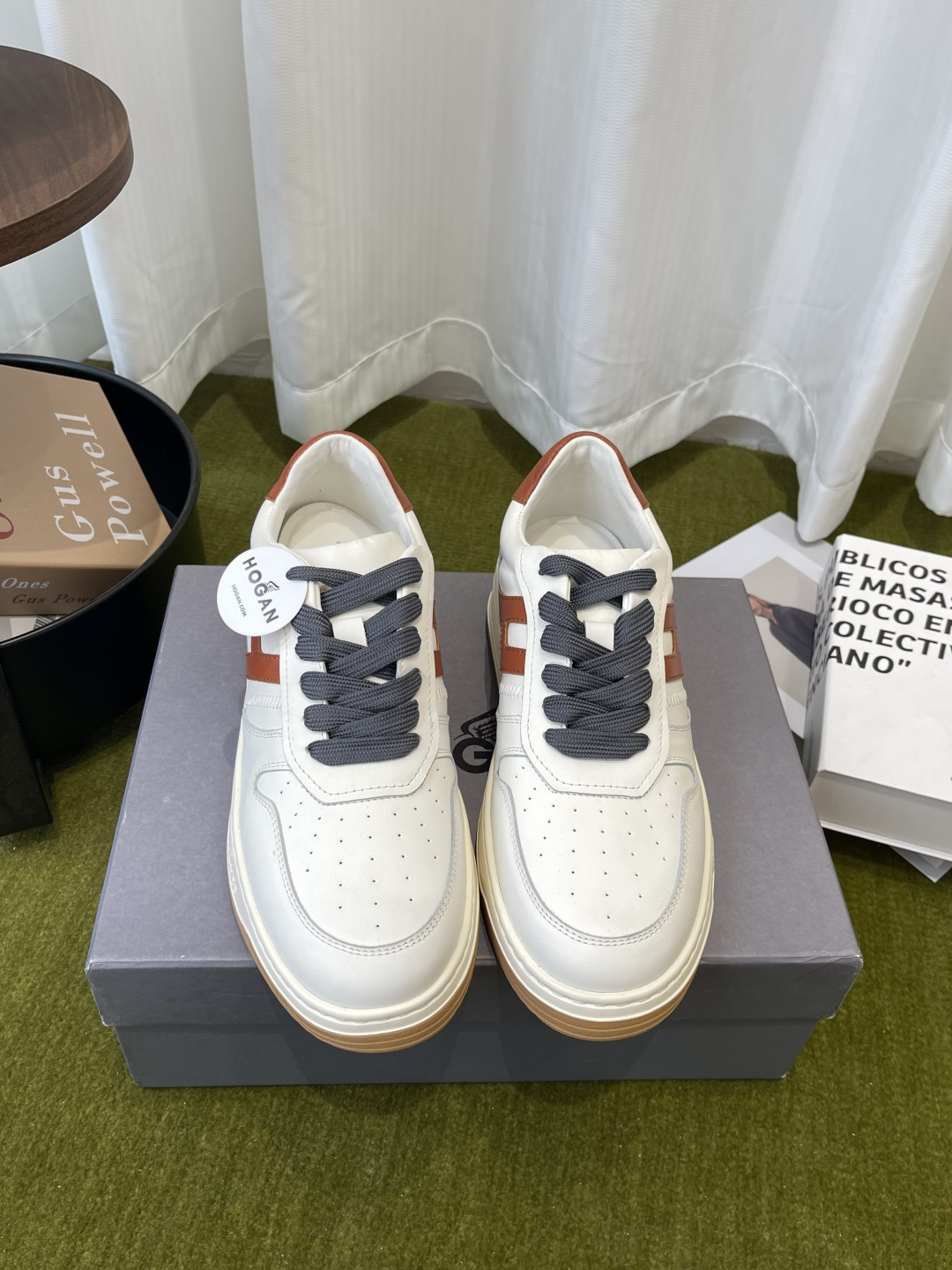 NO:785956,Hogan Hogan Spring and Summer New Biscuit Shoes Thick-soled Casual Shoes This H series combines basketball elements and the brand's traditional design to reproduce the retro dynamic trend. The sides are embellished with three-dimensional HGN86 logos and stripes. It has a bright and distinctive personality. It is light and comfortable to wear. You can roam around in the modern city. The fabric is original custom-made imported first-layer cowhide. The lining is original custom-made breathable towel lining. The original molded ultra-light rubber foam outsole.  Size: 35-45 (40 for women and 45 for men, custom-made and non-returnable), casual shoes/sports shoes, hogan, sneakers, cowhide19860909女男 Hogan霍根 春夏新款 饼干鞋 厚底休闲鞋 这款H系列糅合篮球元素和品牌传统设计 再现复古动感风潮 侧边缀以立体感HGN86标识和条纹 焕亮鲜明个性 穿着轻便 舒适 恣意徜徉摩登都市 面料原版定制进口头层牛皮 内里原版定制透气毛巾里 原版开模超轻橡胶发泡大底 码数:35-45（女40 男45 定做不退换）,休闲鞋/运动鞋,hogan,sneakers,cowhide,Women's Shoes