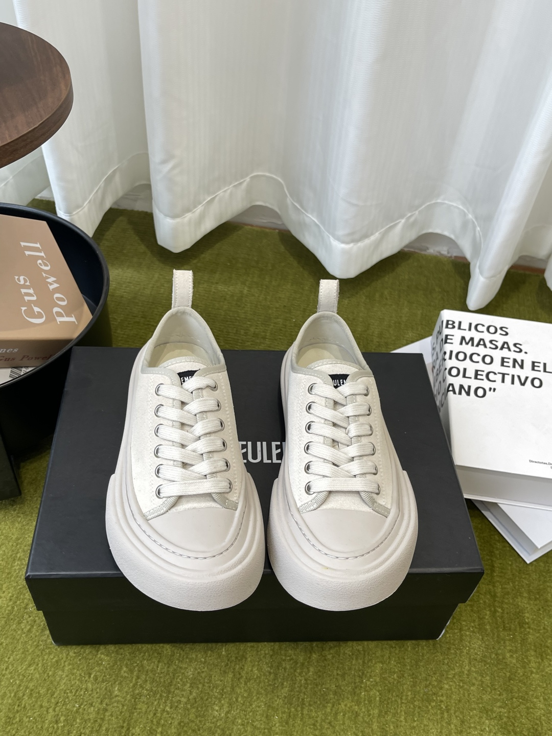 NO:785960,Ann Demeulemeester 26ss latest thick-soled casual shoes. When black and white classics collide with retro thick soles, a minimalist style statement. AnnDemeulemeester's new casual shoes reconstruct daily wear with 'restrained luxury'. Lightweight sole + soft lining. Walking is like walking on clouds. Long-wearing will not tire your feet. Whether you are commuting, roaming in the citywalk, or lazily out on the weekends, it can support your rhythm with a 'relaxed feeling'. Material cowhide/cow suede  Size 35-40 (40 customized), casual shoes/sports shoes, sneakers, cowhide19860909Ann Demeulemeester 26ss最新款厚底休闲鞋 当黑白经典撞上复古厚底 极简主义者的风格宣言 AnnDemeulemeester 新款休闲鞋以“克制的奢华”重构日常穿搭 轻量鞋底+柔软内里 行走如踏云絮 久穿不累脚 无论是通勤赶路、citywalk漫游 还是周末慵懒出街 它都能以“松弛感”托住你的节奏  材质牛皮/牛反绒  码数35-40（40定做）,休闲鞋/运动鞋,sneakers,cowhide,Women's Shoes