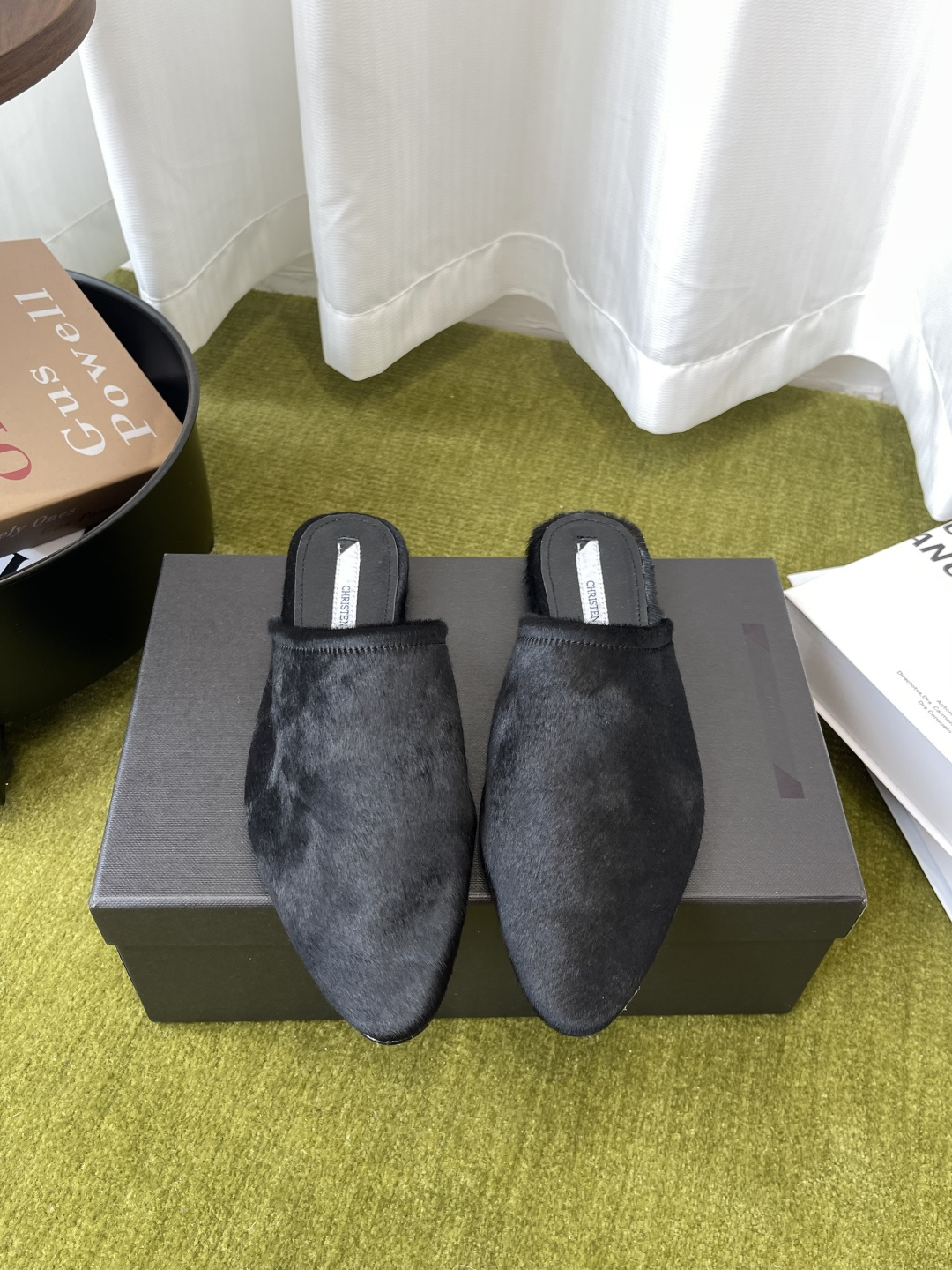NO:785947,CHRISTEN niche trendy brand, 26ss latest hot style in early spring, plush pointy toe mules, really beautiful. New niche brand. Every color is beautiful. Every pair is handmade. Each color has a unique outfit. Each style matched is exclusive to everyone. Beautiful and super comfortable on the feet. The version is also very friendly. The upper is original customized horse hair. The inner lining is original customized sheepskin. The original customized genuine leather sole.  Size 35-39 (40 customized), half drag, sheepskin19860909CHRISTEN 小众潮牌 26ss早春最新爆款 毛绒尖头穆勒鞋 真的的美死了 新款小众品牌 每一个颜色都很好看 每一双都是手工制作 每一个颜色都有独特的穿搭 搭配出的每种风格 都是每个人的专属 美丽 上脚超级舒适 版型也很友好 鞋面原版定制马毛 内里原版定制羊皮 原版定制真皮底 码数35-39（40定做）,半拖,sheepskin,Women's Shoes