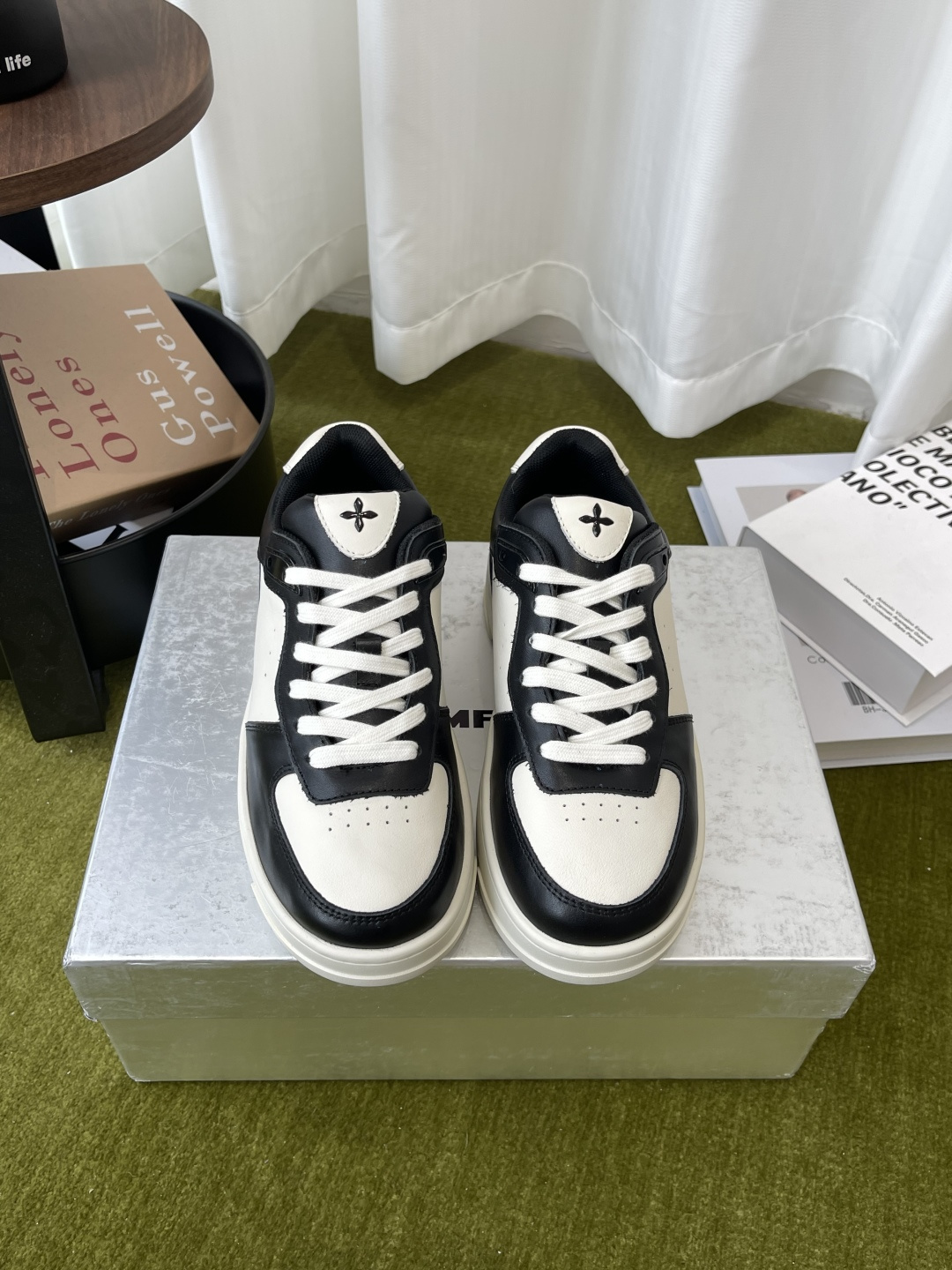 NO:785977,SMFK 26ss early spring new style thick-soled sports shoes and casual shoes. The texture stretches the upper part of the foot and increases height. You can enter it with your eyes closed. One of the very fashionable items. Many Internet celebrity bloggers. Celebrities wear SMFK sports shoes. The more you look at them, the more you admire them. Super versatile. The fabric is made of original imported cowhide. The lining is sheepskin. The sole is original custom-made non-slip rubber outsole.  Size 35-39 (40 customized), casual shoes/sports shoes, sneakers, cowhide, sheepskin19860909SMFK 26ss早春新款 厚底 运动鞋 休闲鞋   质感拉满上脚无敌增高 闭眼可入 非常时髦的单品之一超多网红博主 明星都穿SMFK的运动鞋 真的是越看越上头 超级百搭 面料采用原版进口牛皮 内里垫脚羊皮 鞋底原版定制防滑橡胶大底 码数35-39（40定做）,休闲鞋/运动鞋,sneakers,cowhide,sheepskin,Women's Shoes