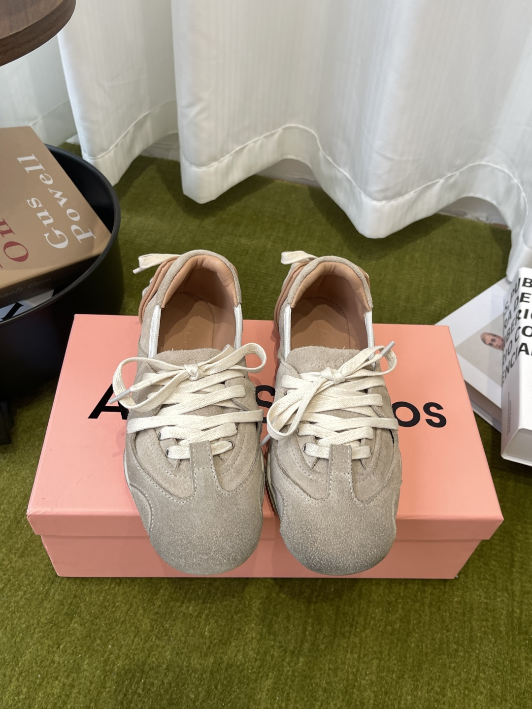 NO:785943,2026 new colors!  Acne Studios new ballet sneakers Acne Studios combines sneakers with elements of the popular ballet shoes to launch ballet sneakers for the first time. The entire pair of shoes also refers to the actual pointe shoes worn by ballerinas, creating a strap design in the front half. There are also cross straps on the heel, boat-shaped shoe body, narrow and long last, etc., which are somewhat similar to pointe shoes. The upper is made of textured veneer leather. There are also exquisite decorative straps on the rear of the shoe, and it is matched with a seamless rubber sole.  It is a pair of flat shoes with both romantic and street feel. Size 35-40 (40 custom-made), casual shoes/sports shoes, Acne studios, dior, flats, sneakers198609092026新色系！Acne Studios 新款芭蕾舞运动鞋 Acne Studios将运动鞋与当下热门的芭蕾舞鞋元素结合首次推出芭蕾舞运动鞋 整双鞋也参考了芭蕾舞女演员真实穿的足尖鞋 打造前半段的绑带设计 脚后跟的地方也有交叉绑带 船型鞋身 窄长楦头等等 都和足尖鞋有几分相似 鞋面采用带有纹路的饰面皮革制成 鞋后方还有精致的装饰性绑带 搭配无缝橡胶鞋底 是一双兼具浪漫与街头感的平底鞋 码数35-40（40定做）,休闲鞋/运动鞋,acne studios,dior,flats,sneakers,Women's Shoes