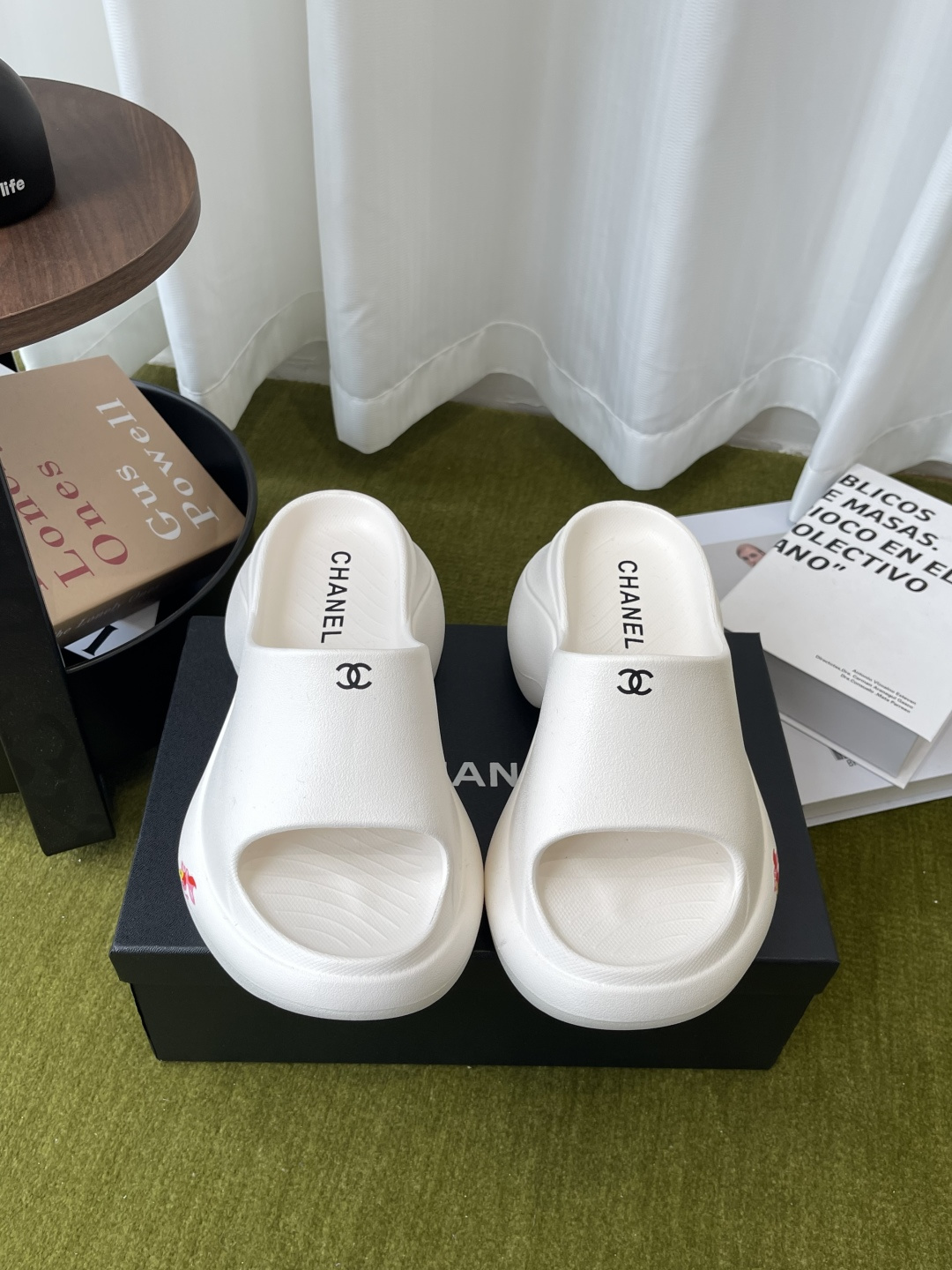 NO:785972,Chanel Chanel 26ss popular thick-soled slippers. They are really attractive. The more you look at them, the more you like them. The good news for short babies directly lengthens the body proportions. The shoe body is soft and comfortable. The soles are wear-resistant and non-slip - and each color is very versatile. It is really suitable for this spring and summer. The original EVA upper is one-piece molded. Original rubber outsole. Heel height 9cm. Size 35-40 (40 customized), slippers, chanel, chanel, slippers19860909Chanel 香奈儿 26ss 爆款 厚底拖鞋 真的是很耐看 越看越喜欢 矮个子宝宝的福音直接拉长身材比例 鞋身柔软舒适 鞋底耐磨防滑-而且每个颜色都非常百搭 真的太适合这个春夏  鞋面原版EVA一体成型 原版橡胶大底 跟高9cm 码数35-40（40定做）,拖鞋,chanel,chanel,slippers,Women's Shoes