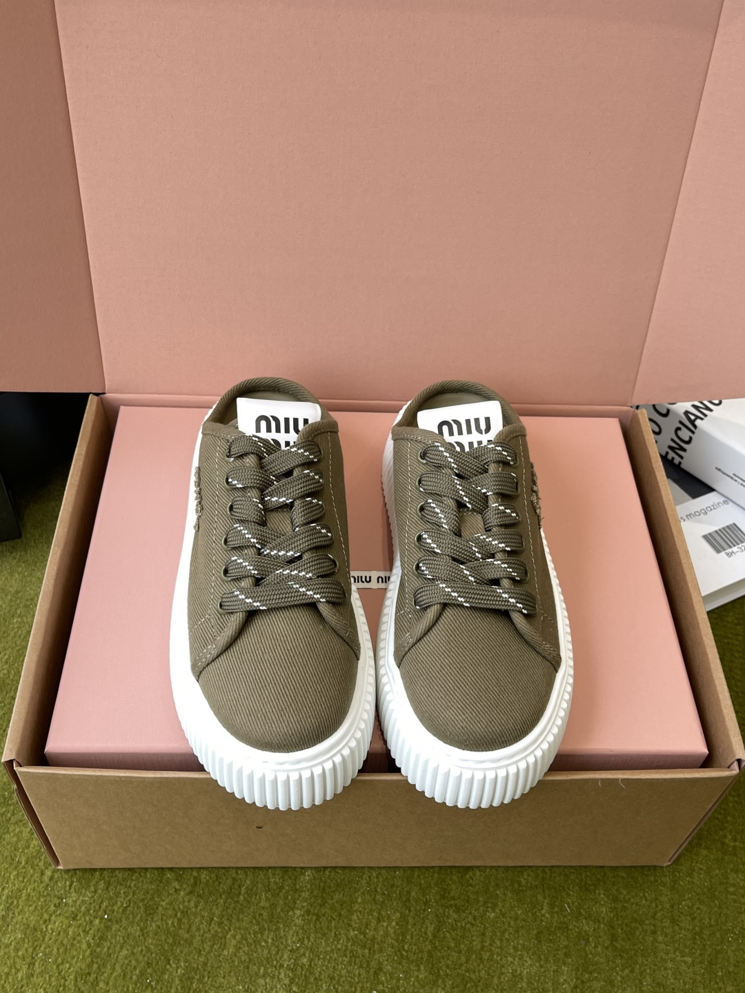 NO:814520,MiuMiu Miu Miu 26ss spring and summer new thick-soled biscuit shoes and casual shoes are here. Lazy natal sneakers with a sense of vitality are here. The design adopts a neat lace-up version and is paired with the iconic biscuit thick sole. The lines are simple and recognizable. The letter logo on the tongue adds a memory point to the basic model. It is simple but refined. Whether it is casual shorts for daily outings, a lazy dress or casual wide-leg pants, it can be easily adapted.  Easily wear a casual and fashionable everyday feel. Whether you are shopping, commuting or taking a short trip, you can hold it in various scenes. Original cloth upper, lining TPU outsole, heel height 4.5cm, size 35-40 (customized in 40), casual shoes/sports shoes, miumiu, sneakers, skirts, shorts19860909MiuMiu 缪缪 26ss春夏新款厚底 饼干鞋 休闲鞋 自带元气氛围感的懒人本命板鞋来啦 设计上采用利落的系带版型 搭配标志性的饼干厚底 线条简约又自带辨识度 鞋舌的字母标识为基础款增添了记忆点 简约却不失精致感 无论是日常出门的休闲短裤 慵懒风的连衣裙 还是随性的阔腿裤 都能轻松适配 轻松穿出随性又时髦的日常感 不管是逛街 通勤还是短途出行 都能hold住各种场景 鞋面原版布面 内里布里 TPU大底 跟高4.5cm 码数35-40（40定做）,休闲鞋/运动鞋,miumiu,sneakers,skirts,shorts,Women's Shoes