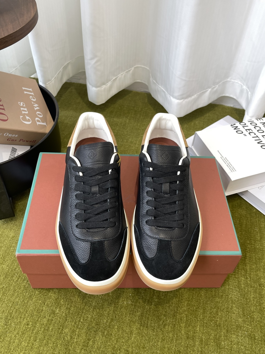 NO:815298,LoroPiana Tennis Walk sneakers. Made of grained calfskin, these Tennis Walk sneakers are exquisitely designed and versatile for year-round wear. The shoe features an ultra-low-top design, with a caramel-colored cup sole and off-white rubber edging. It presents a unique double-layer sole visual effect. Kummel-toned heel inserts are also very eye-catching. Kummel-colored inserts are decorated on the heels. LP logo is embossed on the tongue. Cotton lace-up closure. Original rubber sole.  Material cowhide/cow suede, code number 35-44 (41 for women, 45 for men, custom-made, non-returnable), casual shoes/sports shoes, loro piana, loro piana, sneakers, cowhide19860909LoroPiana 诺悠翩雅 Tennis Walk 德训运动鞋 这款Tennis Walk运动鞋采用粒面牛皮革制成,设计精致 百搭 适合全年穿着 这款鞋履采用超低帮设计 搭配焦糖色杯型鞋底和米白色橡胶包边 呈现独特的双层鞋底视觉效果 Kummel色调鞋跟嵌饰也十分引人注目 鞋跟处饰有Kummel色嵌饰 鞋舌压印LP徽标 棉质系带开合 原版橡胶鞋底 材料牛皮/牛反绒 码数35-44（女41 男45 定做不退换）,休闲鞋/运动鞋,loro piana,loro piana,sneakers,cowhide,Women's Shoes