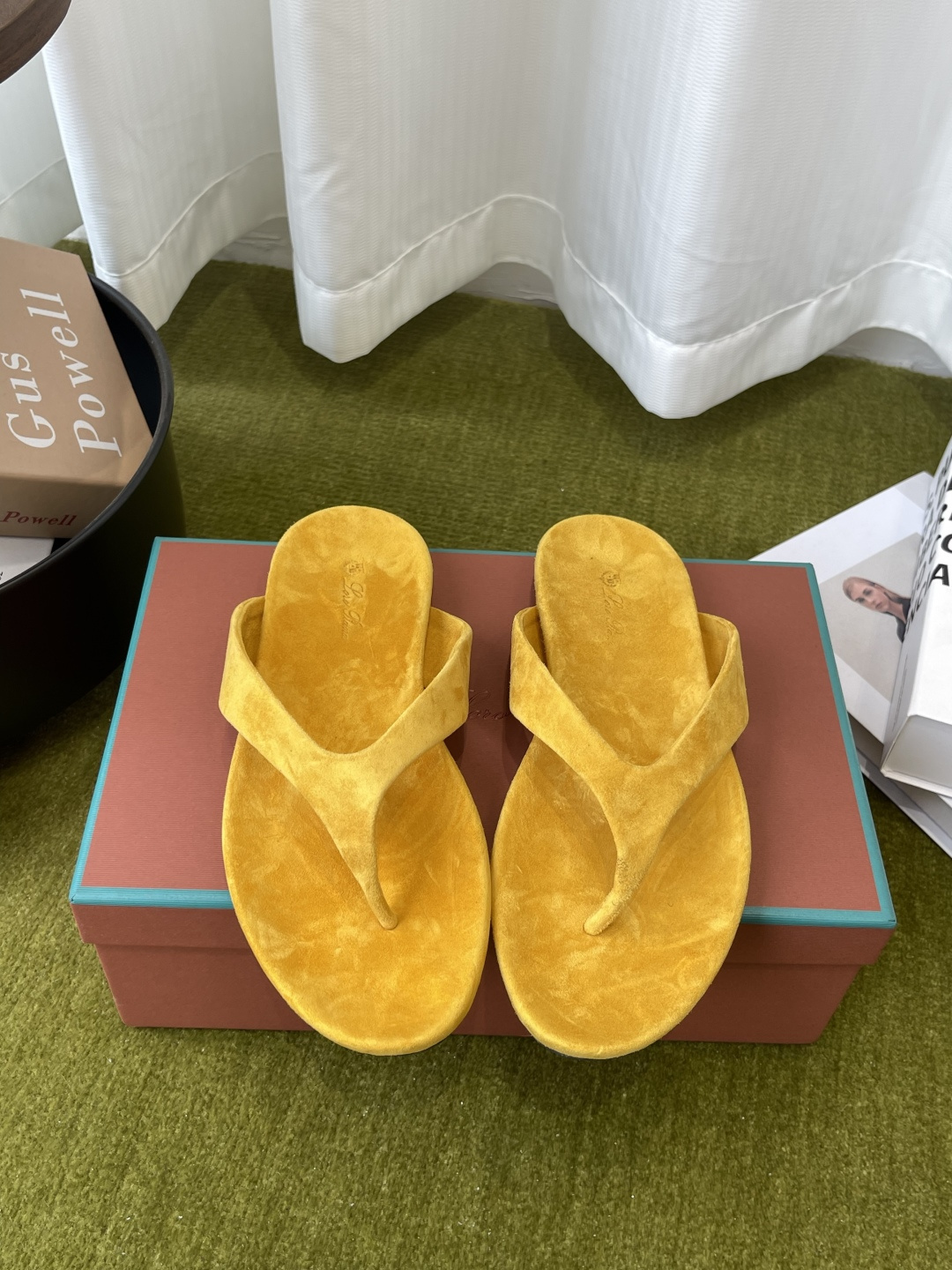 NO:815292,Loro Piana 26ss spring and summer new style, retro old money style flip-flop sandals, you will be completely obsessed with them as soon as you put them on ~ the minimalist design is eye-catching and eye-catching. It is a bonus for wearing. The soft foot feel and texture are outstanding. It will not wear your feet, so it is very nice with soft and glutinous soles. It can be worn for daily use for a long time without getting tired. It is not too elegant. The feel and texture of the feet are good. The key is to make the legs look longer and not tire the feet.  The main product is just the right material, imported sheep leather, inner sheep leather, size 35-40 (40 custom-made), split-toe shoes, loro piana, slippers, sheep19860909Loro Piana 诺悠翩雅 26ss春夏新款 复古老钱风 夹脚凉拖鞋 上脚一走就会被彻底沦陷～极简的设计吸睛耐看 穿搭加分项呀 软乎乎的脚感质感出众 不会磨脚就很nice搭配软软糯糯的鞋底 日常通行久穿不累哦 简直不要太气质 脚感和质感都拿捏 关键是显腿长不累脚 主打的就是一个刚刚好 材质进口羊京皮 内里羊京 码数35-40（40定做）,分趾鞋,loro piana,slippers,sheep,Women's Shoes