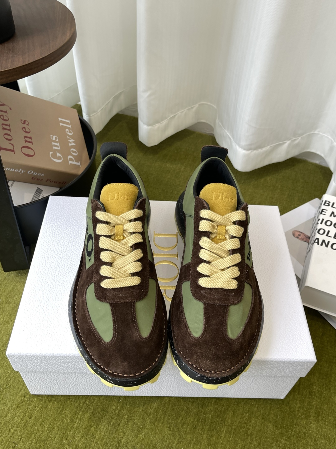 NO:815286,Dior Dior's latest Squash platform casual shoes, sneakers, men's style. This Dior Squash sneaker features an inside-out stitching structure, showing a distinctive modern style. It is both comfortable and stylish, highlighting the exquisite shoemaking craftsmanship of the Dior workshop. Soft and breathable suede calfskin is paired with durable nylon and lightweight soles. The comfortable and versatile design can enhance the style of various looks. Upper calfskin leather lining technical fabrics  Sheepskin tongue and heel decorated with Dior logo, side decorated with Dior embroidery, low-top lace closure, rear CD pull ring, PU midsole decorated with galaxy pattern, TPU notch outsole engraved with CD logo, size 39-45 (45.46 custom-made), casual shoes/sneakers, dior, dior, sneakers, cowhide, sheepskin19860909Dior迪奥 最新款 Squash 厚底休闲鞋 运动鞋 男款 这款Dior Squash 运动鞋采用鞋面外翻式缝合结构 展现鲜明的现代风范 既舒适又时尚,彰显 Dior 工坊精湛的鞋履制作工艺 柔软和透气的绒面牛皮革搭配经久耐用的尼龙和轻盈鞋底 舒适百搭的设计可为各式造型提升格调 鞋面牛皮革 内里科技面料 羊皮革鞋舌和鞋跟饰以 Dior 标志侧面饰以 Dior 刺绣低帮鞋带开合后侧 CD 提拉环PU 中底饰以银河图案TPU 凹口外底镌刻有 CD 标志 码数39-45（45.46定做）,休闲鞋/运动鞋,dior,dior,sneakers,cowhide,sheepskin,Women's Shoes