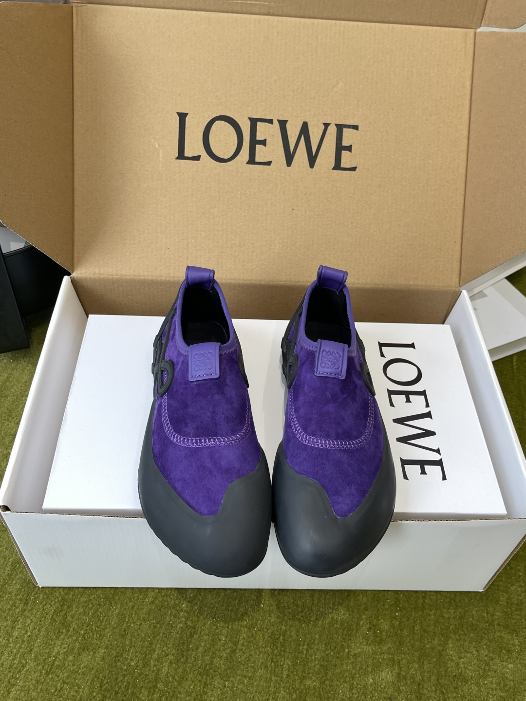 NO:816114,Loewe Grip climbing sneakers NEw Loewe 2026 spring and summer series new Grip sneakers. The design is inspired by the style of traditional rock climbing shoes. Unique shape with asymmetric toe. Molded TPU element outsole brings a light wearing experience. The tongue is decorated with embossed Anagram. The heel is decorated with LOEWE jacquard webbing. It is highly recognizable. Iconic rubber toe suede splicing. LOEWE Logo on the side of the shoe. Low-key and classy. The overall shape is like bringing professional 'climbing shoes' into the fashion circle. Retro and full of power. Fabric suede. Original sheepskin lining. Original rubber outsole. Size 35-40 (40 customized), casual shoes/sports shoes, loewe, loewe, sneakers, sheepskin, chamois leather19860909Loewe 罗意威 Grip攀岩 运动鞋 NEw Loewe 2026春夏系列  新款Grip运动鞋 设计灵感来源于传统攀岩鞋的风格 别致造型 搭配不对称鞋头 模压TPU元素外底 带来轻盈的穿着体验 鞋舌饰压纹Anagram 鞋跟饰有LOEWE提花织带 极具辦识度 标志性的橡胶鞋头麂皮拼接 鞋侧的LOEWE Logo 低调又有辦识度 整体造型像把专业“攀岩鞋”搬进了时尚圈 复古又充满力量感 面料麂皮 內里原版羊皮 原版橡胶大底 码数35-40（40定做）,休闲鞋/运动鞋,loewe,loewe,sneakers,sheepskin,chamois leather,Women's Shoes