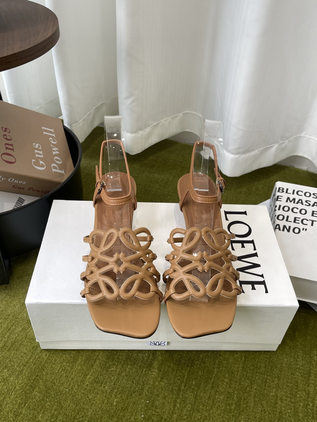 NO:816107,LOEWE 26ss new retro-style small high heels beach sandals Xiaohongshu, the popular model on the Internet. A recently popular slipper. Super cute. A must-have item that fashionistas must not miss. No complicated decorations. Excellent vintage feel. Pure and minimalist, clean and poetic. Super versatile. Original custom-made fabric material. Foot-stitching cowhide. Italian imported genuine leather outsole. Heel height 4.5cm. Size 35-42.  (40.41.42 customized),sandals,loewe,loewe,sandals,slippers,cowhide,Leather soles19860909LOEWE 罗意威 26ss新品复古风小高跟 沙滩凉鞋  小红书、外网火爆款 最近大热的一款拖鞋 超级可爱 时髦精绝对不能错过的必入款 没有任何繁杂装饰 质感极好的vintage感 纯粹和极简做得利落又诗意 超级百搭款 面料原版定制材料 垫脚牛皮 意大利进口真皮大底 跟高4.5cm 码数35-42 (40.41.42定做）,凉鞋,loewe,loewe,sandals,slippers,cowhide,Leather soles,Women's Shoes