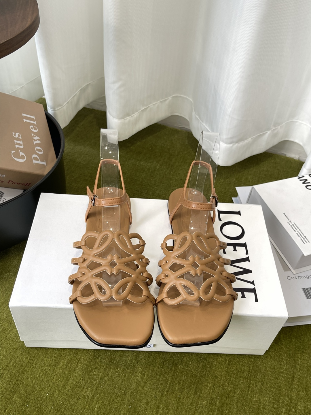 NO:816108,LOEWE 26ss new retro style beach sandals, popular models on Xiaohongshu and the Internet, a hot slipper recently, super cute, a must-have for fashionistas, no complicated decorations, excellent vintage feel, pure and minimalist, neat and poetic, super versatile, original custom-made materials, foot padding cowhide, genuine leather outsole imported from Italy, size 35-42  (40.41.42 customized),sandals,loewe,loewe,sandals,slippers,cowhide,Leather soles19860909LOEWE 罗意威 26ss新品复古风 沙滩凉鞋  小红书、外网火爆款 最近大热的一款拖鞋 超级可爱 时髦精绝对不能错过的必入款 没有任何繁杂装饰 质感极好的vintage感 纯粹和极简做得利落又诗意 超级百搭款 面料原版定制材料 垫脚牛皮 意大利进口真皮大底  码数35-42 (40.41.42定做）,凉鞋,loewe,loewe,sandals,slippers,cowhide,Leather soles,Women's Shoes
