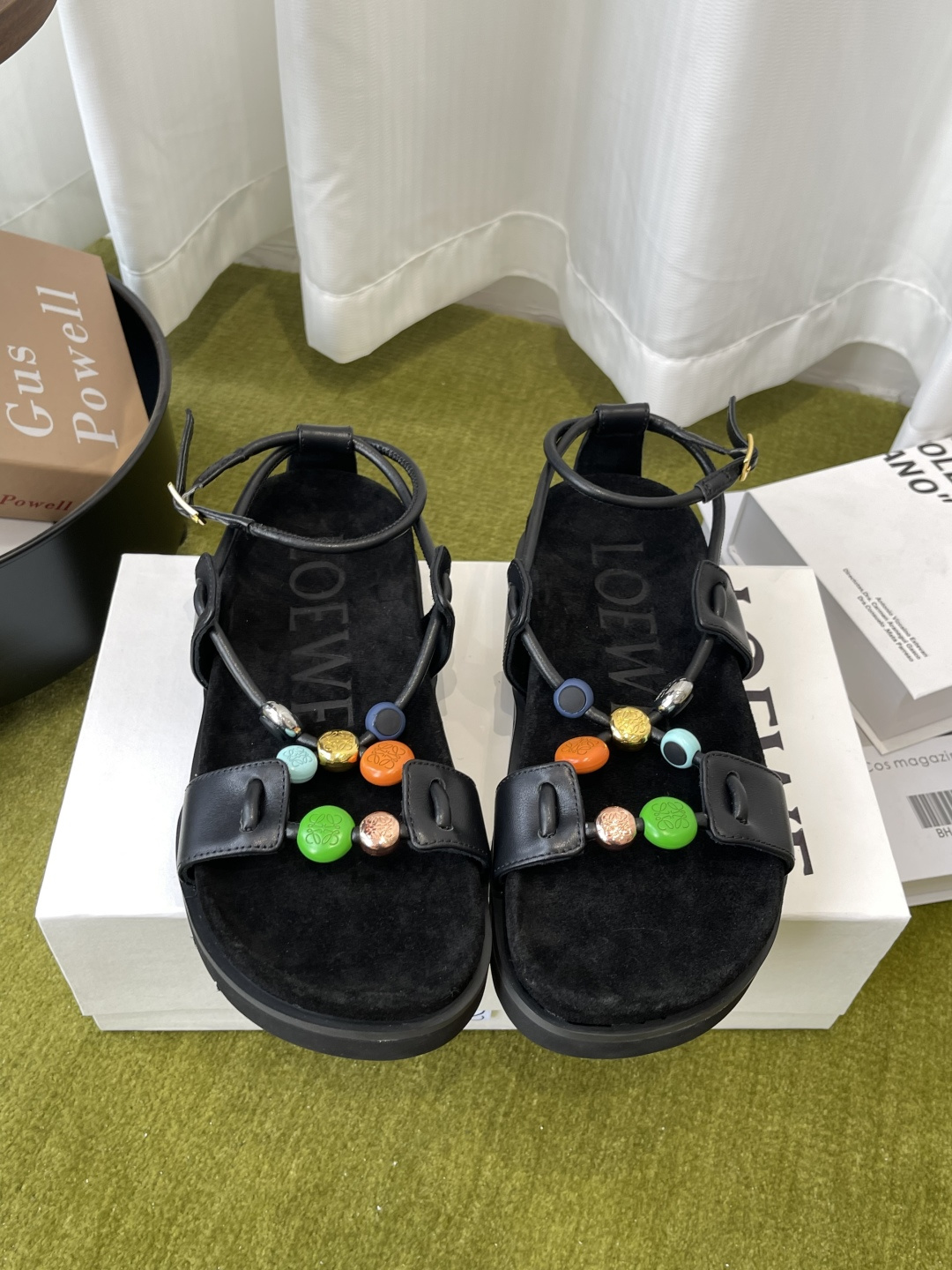 NO:816111,LOEWE 26ss new spring and summer sandals. Crazy grass simple design feels cleaner and more comfortable. Dopamine's colorful buttons are also very eye-catching and beautiful. They are instantly full of temperament and aura when you put them on your feet. They are incomparably handsome and stylish. The upper is made of cowhide printed braided rope. The lining is sheepskin. The original open-molded outsole has a size of 35-41 (40 41).  Customized),sandals,loewe,loewe,sandals,cowhide,sheepskin19860909LOEWE 罗意威 26ss 春夏新品 凉鞋 疯狂种草简约设计感觉更干净舒适 多巴胺的彩色扣子颜色也很耐看漂亮 上脚瞬间气质十足气场,简直无敌帅气有型 鞋面采用牛皮印编绳 内里垫脚羊皮 原版开模大底 码数35-41（40 41 定做）,凉鞋,loewe,loewe,sandals,cowhide,sheepskin,Women's Shoes