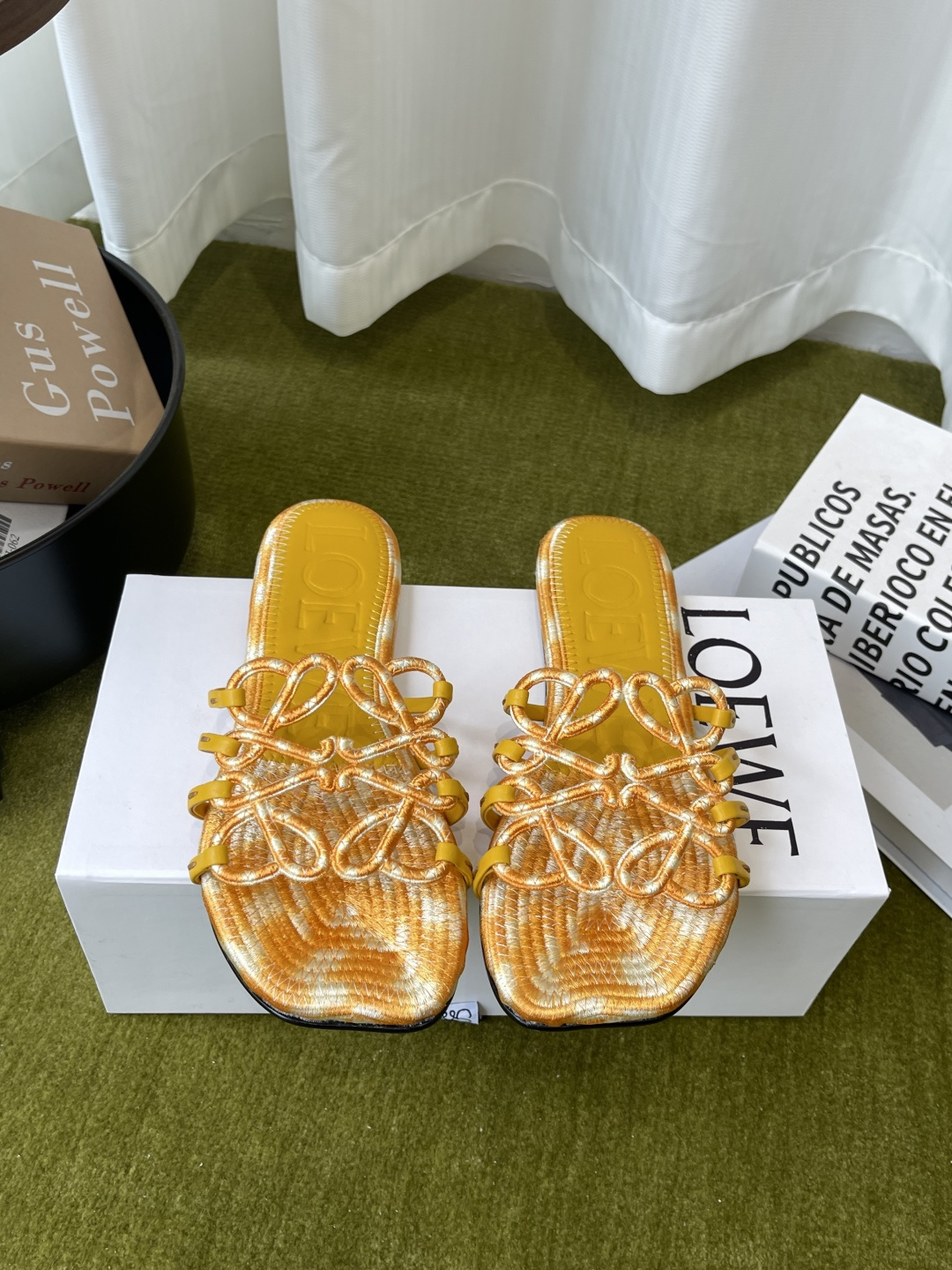 NO:816105,LOEWE 26ss spring and summer new slippers. The simple design feels cleaner and more elegant, making you remember them. The color is also very attractive. It is full of temperament instantly when you put it on your feet. It is simply handsome and stylish. The upper is made of original customized materials. The inner cowhide feet are imported from Italy. The injection molded leather outsole is code number 35-42 (40 41 42 customized), slippers, loewe, loewe, slippers, cowhide, Leather.  soles19860909LOEWE 罗意威 26ss春夏新品拖鞋 简约设计感觉更干净优雅 让你念念不忘 颜色也很耐看 上脚瞬间气质十足气场 简直帅气有型 鞋面采用原版定制材料 内里牛皮垫脚 意大利进口注塑真皮大底 码数35-42（40 41 42定做）,拖鞋,loewe,loewe,slippers,cowhide,Leather soles,Women's Shoes