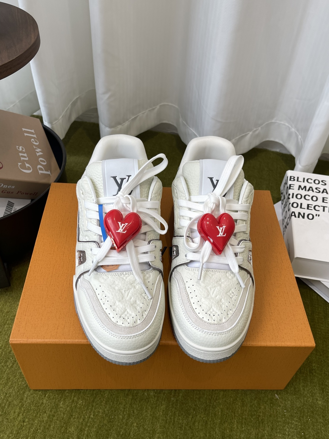 NO:817621,LV TARINE Louis Vuitton Sneakers Skateboard Shoes Couple Style (Accessories 60) Original purchase, development, production This LV Trainer sneaker is made of cow leather to create a complex upper, which requires several hours of ingenious sewing to complete. The classic configuration is from the hands of Virgil Abloh, showing the inspiration of retro basketball shoes. The fabric is original custom-made first-layer cowhide, the lining is original custom-made breathable mesh lining, the original open-molded two-color TPU combination outsole  Size 35-44, casual shoes/sports shoes, louis vuitton, louis vuitton, sneakers, cowhide19860909LV TARINE路易威登 运动鞋 滑板鞋 情侣款（配饰60） 原版购入开发 做货 本款LV Trainer 运动鞋选用牛皮革塑造繁复鞋面,需要数小时的匠心缝制方可完成.经典构型出自 Virgil Abloh 之手,展现复古篮球鞋的灵感启发 面料原版定制头层牛皮 内里原版定制透气网里 原版开模双色TPU组合大底 码数35-44,休闲鞋/运动鞋,louis vuitton,louis vuitton,sneakers,cowhide,Women's Shoes