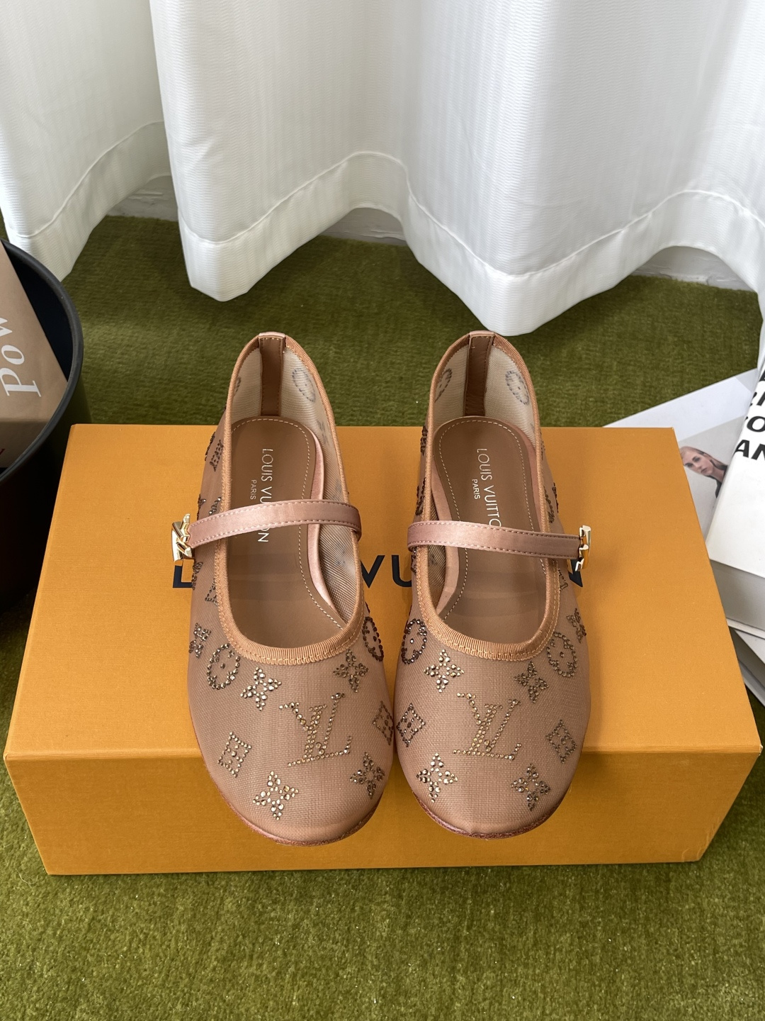 NO:817614,Louis Vuitton Louis Vuitton 26 new model Mary Jane ballet shoes series Mesh rhinestone surface single shoes, simple and exquisite, full of elegance, super good-looking on the feet, full of summer shoes, classic Monogram floral letter pattern, highly recognizable, retro and fashionable flat design, daily commuting, comfortable and easy to wear, original custom cowhide upper, sheepskin lining, Italian imported genuine leather outsole, size 35-41 (40)  41 Customized (non-refundable), ballet shoes, louis vuitton, louis vuitton, mary jane, cowhide, sheepskin, Leather soles19860909Louis Vuitton 路易威登 26新款 玛丽珍芭蕾舞鞋系列 网纱水钻面 单鞋  简约精致高级感满满 尽显优雅气质 上脚超好看 拉满了夏日美鞋 经典Monogram花卉字母图案 辨识度超高 复古又时髦平底设计 日常通勤 舒适好穿 鞋面原版定制牛皮 内里羊皮内里 意大利进口真皮大底 码数35-41（40 41定做不退换）,芭蕾舞鞋,louis vuitton,louis vuitton,mary jane,cowhide,sheepskin,Leather soles,Women's Shoes