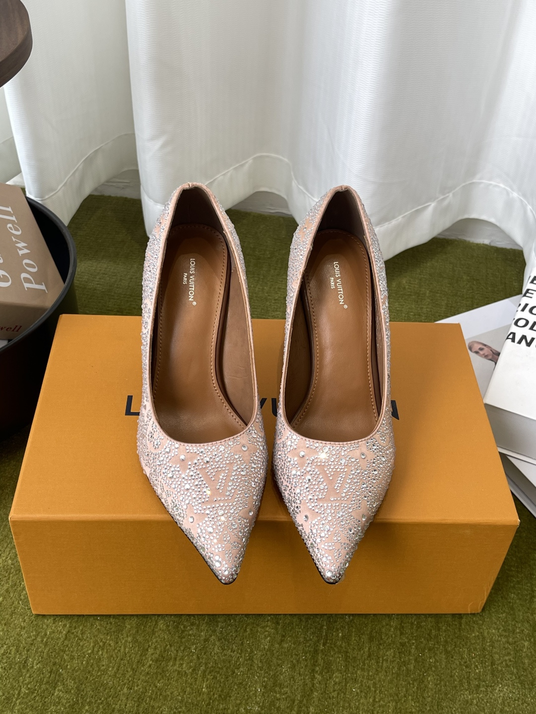 NO:817603,Louis Vuitton Louis Vuitton 26ss new arrival spring and summer new series hot-drilled high-heeled shoes single shoes, simple and exquisite, full of high-end feeling, full of elegance, super good-looking on the feet, full of summer shoes, imported silk uppers with hand-drilled rhinestones, sheepskin lining imported from Italy, genuine leather outsole imported from Italy, heel height 9cm, size 35-41 (40.41 custom-made, non-refundable), high-heeled shoes, louis  vuitton,louis vuitton,high heels,sheepskin,real silk,Leather soles19860909Louis Vuitton路易威登 26ss new arrival 春夏新款系列 烫钻高跟鞋 单鞋 简约精致 高级感满满 尽显优雅气质 上脚超好看 拉满了夏日美鞋的绝绝子 鞋面进口真丝加手工烫钻 内里羊皮内里 意大利进口真皮大底 跟高9cm 码数35-41（40.41定做不退换）,高跟鞋单鞋,louis vuitton,louis vuitton,high heels,sheepskin,real silk,Leather soles,Women's Shoes