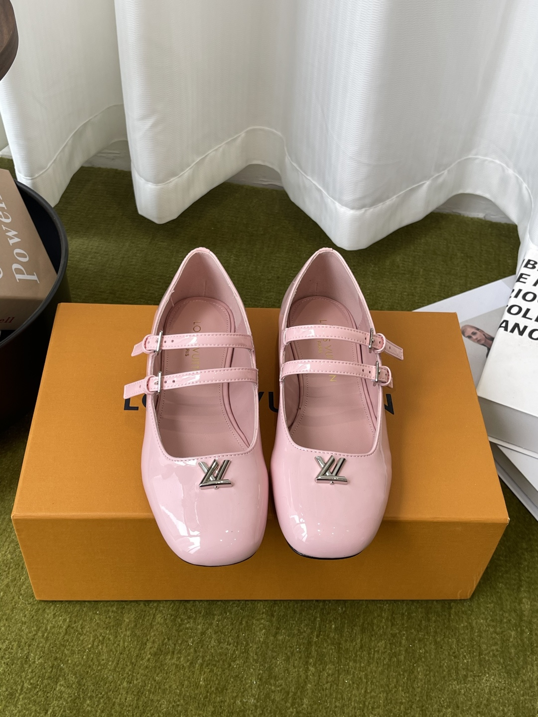 NO:817599,Louis Vuitton Louis Vuitton's latest 26ss spring and summer Mary Jane shoes are simple, exquisite and high-end, showing elegance. They look great on the feet and are full of summer shoes. They are highly recognizable. Double-strap metal buckles. Retro and fashionable flat design. Daily commuting. Comfortable and easy to wear. Original custom-made cow patent leather on the upper. Sheepskin lining on the inside. Italian imported genuine leather outsole. Size 35-41 (40)  41 Custom-made (non-refundable),Mary Jane,louis vuitton,louis vuitton,mary jane,sheepskin,Leather soles19860909Louis Vuitton 路易威登 26ss春夏最新款 玛丽珍单鞋  简约精致高级感满满 尽显优雅气质 上脚超好看 拉满了夏日美鞋 辨识度超高 双绑带金属扣 复古又时髦平底设计 日常通勤 舒适好穿 鞋面原版定制牛漆皮 内里羊皮内里 意大利进口真皮大底 码数35-41（40 41定做不退换）,玛丽珍,louis vuitton,louis vuitton,mary jane,sheepskin,Leather soles,Women's Shoes