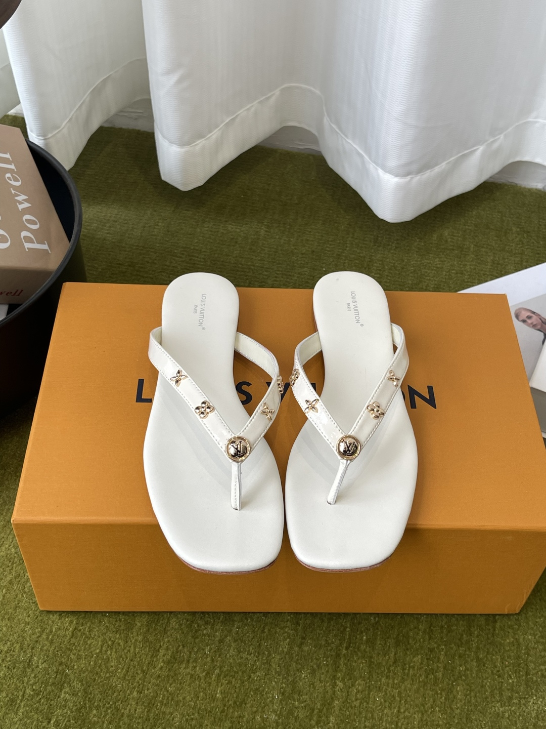 NO:817595,Louis Vuitton Louis Vuitton 26ss new arrival spring and summer new series slippers, simple and exquisite, full of high-end feeling, full of elegance, super good-looking on the feet, a must-have for summer shoes, imported first-layer cowhide on the upper, sheepskin lining on the inside, genuine leather outsole imported from Italy, size 35-41 (40.41 custom-made, non-returnable), split-toe shoes, louis vuitton, louis  vuitton,slippers,cowhide,sheepskin,leather soles19860909Louis Vuitton路易威登 26ss new arrival 春夏新款系列 拖鞋 简约精致 高级感满满 尽显优雅气质 上脚超好看 拉满了夏日美鞋的绝绝子 鞋面进口头层牛皮 内里羊皮内里 意大利进口真皮大底 码数35-41（40.41定做不退换）,分趾鞋,louis vuitton,louis vuitton,slippers,cowhide,sheepskin,Leather soles,Women's Shoes