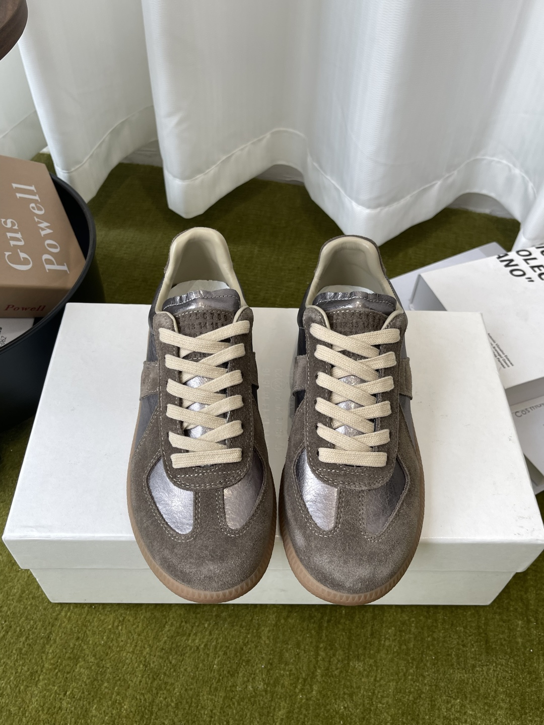 NO:817587,MaisonMargiela MM6 Classic moral training shoes, casual sports shoes, couple models, ghost designer brand, an affordable luxury brand. This German training shoe continues the classic T-shaped leather splicing design. It has been carefully improved many times by the design team. The soft and delicate characteristics are combined with the fashionable fabric surface, making it ultra-soft and comfortable while maintaining good breathability. Comfort and texture go hand in hand, making it easy to wear any combination in all seasons.  Original custom-made imported cowhide/suede/canvas lining, imported soft sheepskin lining, original open-molded rubber wear-resistant tendon bottom, size female 35-40 / male 39-45 (female 40, male 45 custom-made, non-returnable), casual shoes/sports shoes, masion margiela, masion margiela, sneakers, cowhide, sheepskin, chamois leather19860909MaisonMargiela MM6 马吉拉 经典德训鞋 休闲运动鞋 情侣款 鬼才设计师品牌一个轻奢品牌 这一款德国训练鞋延续了经典的T形真皮拼接设计 经过设计团队多次的精心改良 柔软细腻的特点与时尚潮流的布面相结合 使其既有超高的柔软舒适度 又同时保持不错的透气性能~舒适与质感并行 轻松驾驭四季穿着任何搭配 原版定制进口牛皮/麂皮/帆布 内里 进口柔软羊皮里 原版开模橡胶耐磨牛筋底 码数女35-40 / 男39-45 （女40 男45定做不退换）,休闲鞋/运动鞋,masion margiela,masion margiela,sneakers,cowhide,sheepskin,chamois leather,Women's Shoes
