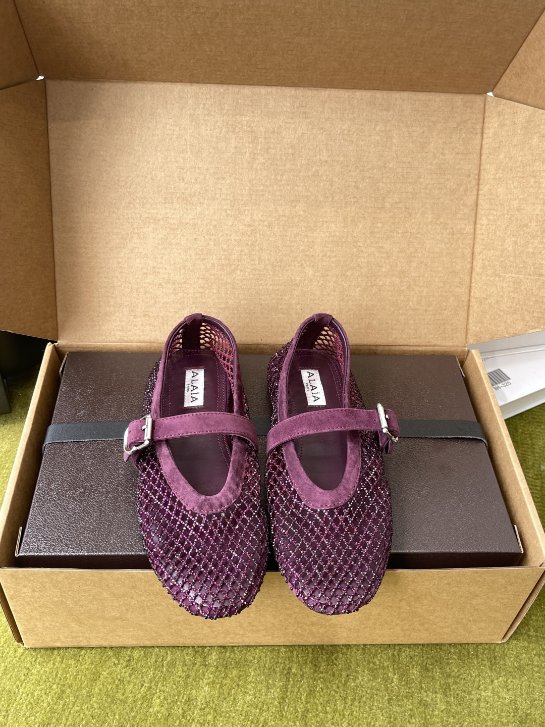 NO:819486,Alaia Alaia 26ss new early spring product, fishnet crystal ballet shoes, Mary Jane shoes Alaia crystal fishnet ballet shoes, crystal hollow mesh, one-line buckle, elegant and breathable, super comfortable to wear in summer, rhinestones on the upper, full of sophistication, round toe design does not squeeze the feet, flat soles are very stable for walking, can be easily matched with skirts and trousers, suitable for daily outings or vacations~ Fabric crystal fishnet/sheepskin, lining sheepskin, original open molded rubber sole  Size 35-40 (40 customized), ballet shoes, alaia, mary jane, skirts, sheepskin19860909Alaia 阿莱亚 26ss早春新品 渔网水晶 芭蕾舞鞋 玛丽珍鞋 Alaia水晶渔网芭蕾舞鞋 水晶镂空网面 一字扣带 优雅又透气 夏天穿超舒服 鞋面点缀水钻 精致感满满 圆头设计不挤脚 平底走路也很稳 裙装裤装都能轻松搭配 日常出街或度假都很适合～ 面料水晶渔网/羊皮 内里羊皮 原版开模橡胶底 码数35-40（40定做）,芭蕾舞鞋,alaia,mary jane,skirts,sheepskin,Women's Shoes