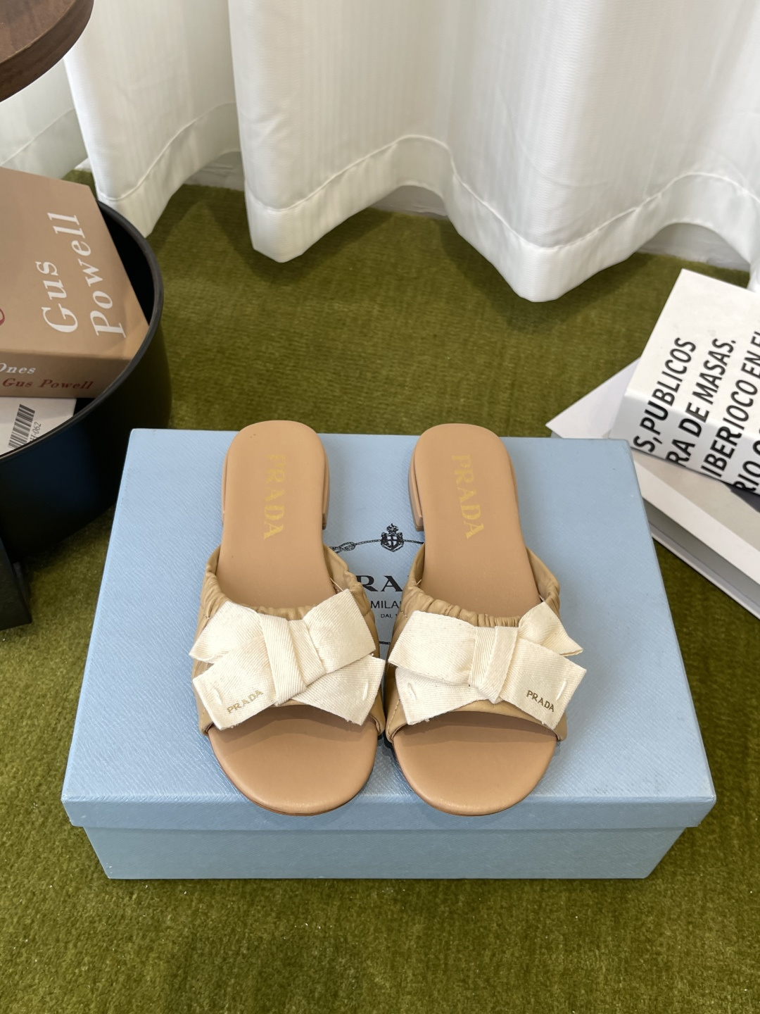 NO:819474,PRADA Prada 26ss new summer style counter new bow flat slippers. The bow design is full of fashion. Super comfortable on the feet. Very easy to control. Original purchase. 1:1 perfect replica. Both the leather and all details must be exactly the same as ZP. The upper is imported cowhide. The lining is imported cowhide. Original rubber outsole. Size 35-40 (40 customized), slippers, prada, prada, slippers, cowhide19860909PRADA 普拉达 26ss夏季新款 专柜新品蝴蝶结平底拖鞋 蝴蝶结设计时尚感满满 上脚超级舒适 非常好驾驭一款鞋子 原版购入 1:1完美复刻 无论是皮料还是所有细节都必须跟ZP一模一样 鞋面进口头层牛皮 内里进口牛皮 原版橡胶大底 码数35-40（40定做）,拖鞋,prada,prada,slippers,cowhide,Women's Shoes