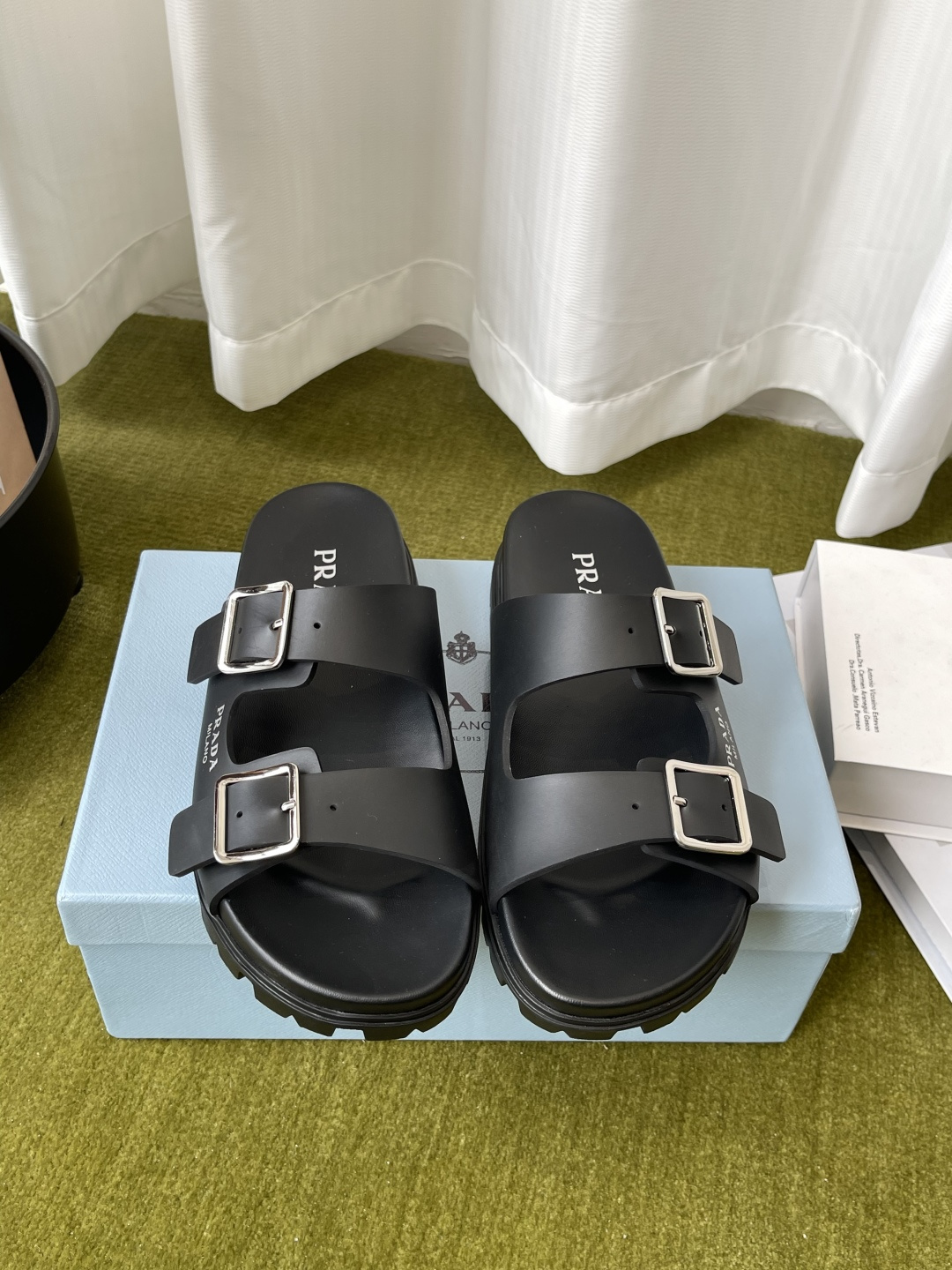 NO:819478,Prada 26ss new classic double-button sandals. This pair of sandals offers the dual freedom of staying at home and going out. Whether paired with casual pants or a dress, it can instantly unlock the relaxed atmosphere. The minimalist silhouette reshapes the sense of relaxation in summer. It breaks the boundaries between formality and leisure. It can adapt to the laziness at home and the fashion of going out. It is a pair of true 'gospel for lazy people'. Cowhide upper, sheepskin lining, original open-molded outsole.  码数35-41（40 41定做不退换）,拖鞋,prada,prada,slippers,skirts,cowhide,sheepskin19860909Prada 普拉达 26ss新款 经典 双扣凉拖 这双凉拖 是宅家与出街的双重自由 无论是搭配休闲裤还是连衣裙 都能瞬间解锁松弛氛围感 极简轮廓 重塑夏日松弛感 它打破了正式与休闲的边界 既能适配宅家的慵懒 也能hold住出街的时髦 是一双真正意义上的“懒人福音” 鞋面牛皮 内里羊皮 鞋底原版开模大底 码数35-41（40 41定做不退换）,拖鞋,prada,prada,slippers,skirts,cowhide,sheepskin,Women's Shoes