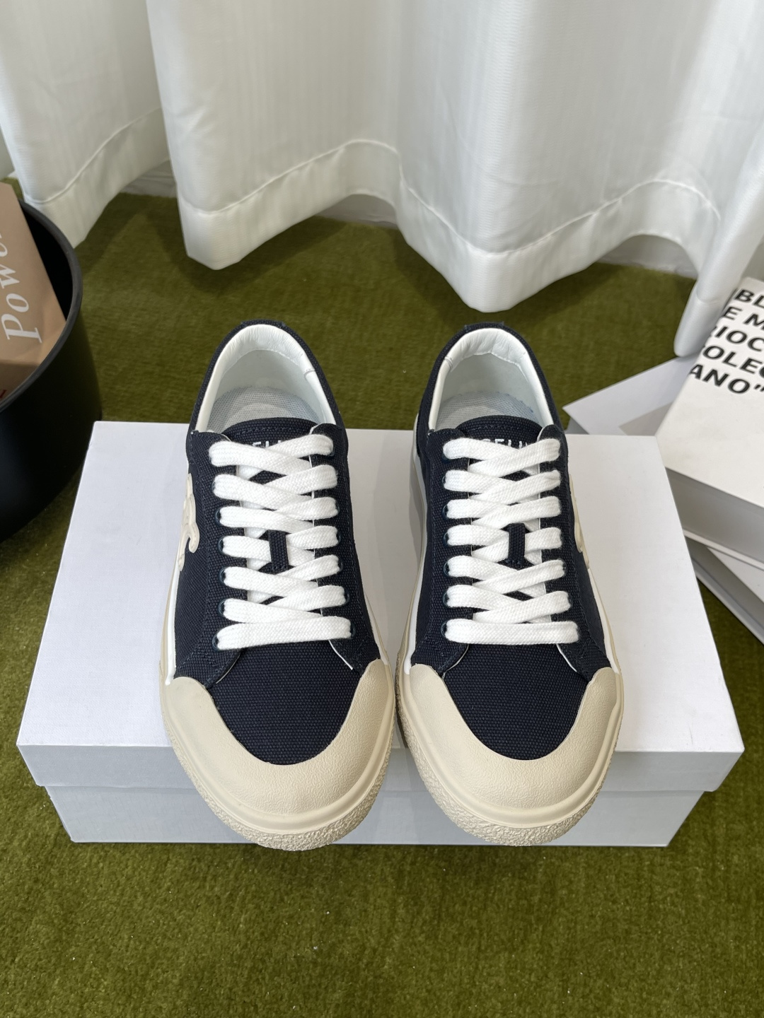 NO:819470,CELINE Celine 26ss new spring and summer Arc de Triomphe canvas shoes, casual shoes, classic canvas splicing with off-white edging, clean lines, iconic logo embroidery on the side of the shoe, low-key and elegant, whether it is daily commuting or weekend dating, a pair can create that 'effortless sense of luxury' for daily commuting. Super durable, more time-traveling, really the most worthwhile casual shoes this year, the 3D electric embroidery LOGO on the upper is particularly prominent/breathable fabric  Sheepskin/customized breathable mesh lining inside the feet, original molded TPU rubber outsole, size 35-39 (customized at 40.41), casual shoes/sports shoes, celine, celine, sneakers, sheepskin19860909CELINE 赛琳 26ss春夏新款 凯旋门帆布鞋 休闲鞋  经典帆布拼接米白包边 线条干净利落 鞋侧标志性 logo 刺绣低调显贵 无论是日常通勤还是周末约会,一双就能搭出那种“毫不费力的高级感”日常通勤超耐造 越穿越有味道 真的是今年最值得入的休闲鞋 鞋面3D电绣LOGO格外突出亮点/透气布 垫脚内里羊皮/定制透气网布 原版开模TPU橡胶大底 码数35-39（40.41定做）,休闲鞋/运动鞋,celine,celine,sneakers,sheepskin,Women's Shoes