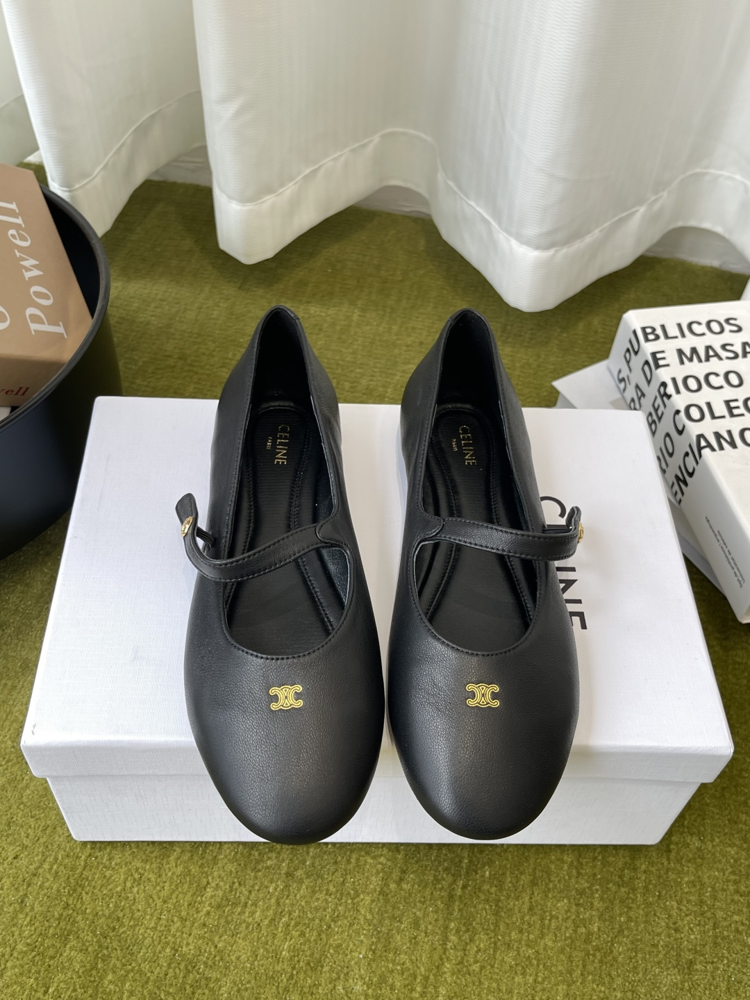 NO:819466,Celine Celine 26ss new spring and summer Arc de Triomphe buckle Mary Jane flats A modern interpretation of the classic Mary Jane shoe shape. Round toe box with the iconic Arc de Triomphe metal buckle. It has a retro French charm. The lines of the shoe body are simple and neat. The single buckle design takes into account the sense of sophistication and the convenience of putting on and taking off. It can be easily adapted to daily commuting, dating and other scenarios. The shoe shape fits the foot shape. The soft lining brings a light and comfortable wearing experience. You can stay comfortable even when walking for a long time.  Easily integrate into your daily wardrobe. It is a low-key tool to enhance the overall texture of your outfit. Sheepskin upper, sheepskin lining, genuine leather outsole, size 35-40 (customized for 40), Mary Jane, celine, celine, mary jane, flats, sheepskin, Leather soles19860909Celine 赛琳 26ss春夏新款 凯旋门扣 玛丽珍平底鞋  经典玛丽珍鞋型的现代演绎 圆润鞋头搭配标志性凯旋门金属扣 自带复古法式韵味 鞋身线条简约利落 单条搭扣设计兼顾了精致感与穿脱便捷性 轻松适配日常通勤、约会等多种场景 鞋型贴合脚型 软质内里带来轻盈舒适的穿着体验 长时间行走也能保持自在 轻松融入你的日常衣橱 是提升整体穿搭质感的低调利器 鞋面羊皮 内里羊皮 真皮大底 码数35-40（40定做）,玛丽珍,celine,celine,mary jane,flats,sheepskin,Leather soles,Women's Shoes