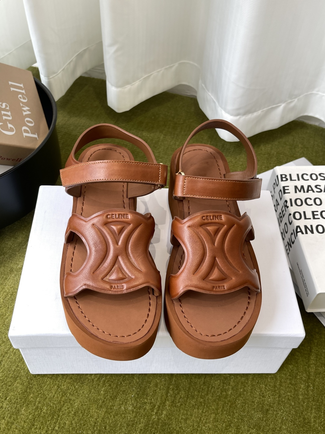 NO:819501,Celine Celine 26ss spring and summer new Arc de Triomphe thick-soled sandals. Velcro sandals with advanced looseness are the trump card for summer wear. The feet feel comfortable and unburdened. The Velcro design can be adjusted freely to fit the foot shape without grinding the feet. It will not tire the feet after long-term wear. The comfort is directly stretched to the full. The details of the shoe body are well processed. Simple and textured. Low-key and high-end. Waxed cowhide upper, sheepskin lining, original foam outsole.  Heel height 6cm, size 35-40 (40 customized), sandals, celine, celine, sandals, cowhide, sheepskin19860909Celine 赛琳 26ss春夏新款 凯旋门 厚底凉鞋 自带高级松弛感的魔术贴凉鞋,是夏日穿搭的氛围感王牌 脚感舒适无负担 魔术贴设计可自由调节松紧 贴合脚型不磨脚 久穿也不会累脚 舒适感直接拉满 鞋身细节处理到位 简约又有质感 低调中透着高级感 鞋面油蜡牛皮 内里羊皮 原版发泡大底 跟高6cm 码数35-40（40定做）,凉鞋,celine,celine,sandals,cowhide,sheepskin,Women's Shoes