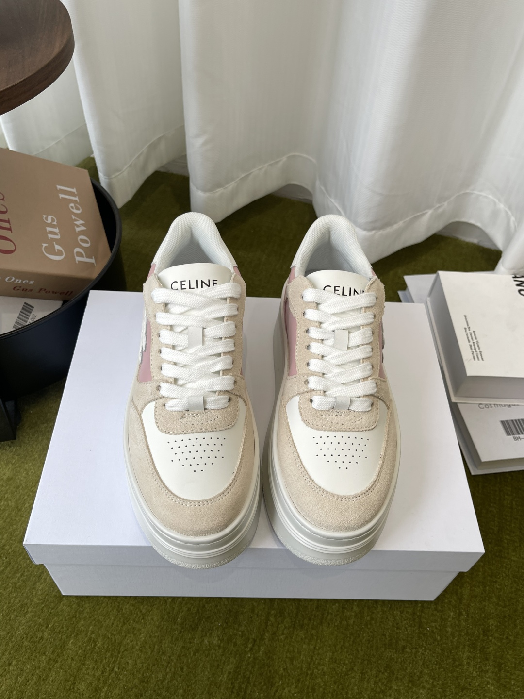 NO:819489,CELINE Celine's latest catwalk style casual shoes, thick-soled sneakers. This season's sports casual shoes are refreshing in terms of last shape and partition splicing. The front and rear brand LOGO echoes, and the outsole is clearly embellished with Celine letters. All of them highlight the brand elements, upper cowhide, TPU private mold outsole, size 35-41 (40.41 custom-made), casual shoes/sneakers, celine, celine, sneakers, cowhide19860909CELINE 赛琳 最新款 走秀款休闲鞋 厚底运动鞋 这一季运动休闲鞋无论从楦型的轮廓 隔板的拼接都让人耳目一新 前后品牌LOGO相呼应、大底边位明显Celine字母点缀 无不彰显品牌元素、鞋面牛皮、TPU私模大底 码数35-41（40.41定做）,休闲鞋/运动鞋,celine,celine,sneakers,cowhide,Women's Shoes