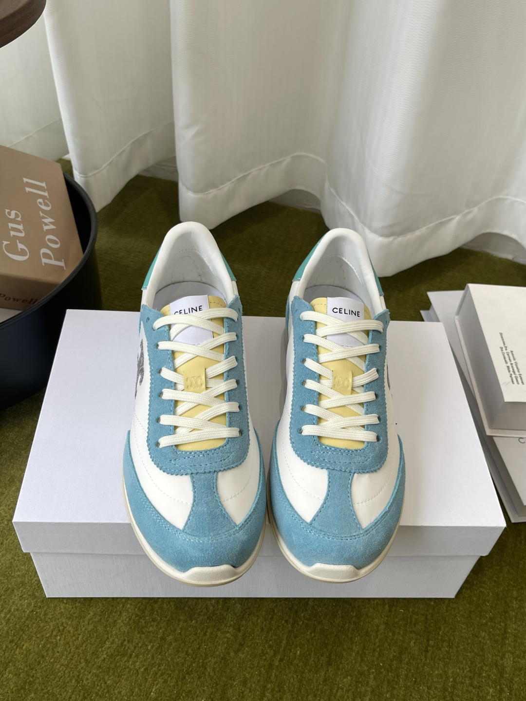 NO:819493,Celine 26ss early spring new retro sports shoes and casual shoes are inspired by the track and field running shoes of the 70s and 80s. The shoe body has smooth lines and a slightly old feel. It has the relaxed atmosphere of retro sports and incorporates CELINE's iconic minimalist aesthetics. It is a tool for creating a French casual style. The metal or embroidered Triomphe Arc de Triomphe logo on the side of the shoe body is the core identification element. It is low-key but highly recognizable and strengthens the brand gene. The upper is made of mesh cloth.  The splicing of suede, nylon and other materials visually enriches the sense of layering and makes the shoe shape more three-dimensional. Upper cow suede/mesh, lining sheepskin, original molded outsole, size 35-40 (40 customized), casual shoes/sports shoes, celine, celine, sneakers, sheepskin, chamois leather19860909Celine 赛琳 26ss早春新款复古运动鞋 休闲鞋  以70-80年代的田径跑鞋为灵感 鞋身线条流畅且略带做旧感 既有复古运动的松弛氛围 又融入了CELINE标志性的极简美学 是打造法式随性风格的利器鞋身侧面的金属或刺绣Triomphe凯旋门标识是核心识别元素 低调却极具辨识度 强化了品牌基因 鞋面采用网眼布 麂皮 尼龙等材质拼接 视觉上丰富了层次感 也让鞋型更具立体感 鞋面牛反绒/网布 内里羊皮 原版开模大底 码数35-40（40定做）,休闲鞋/运动鞋,celine,celine,sneakers,sheepskin,chamois leather,Women's Shoes