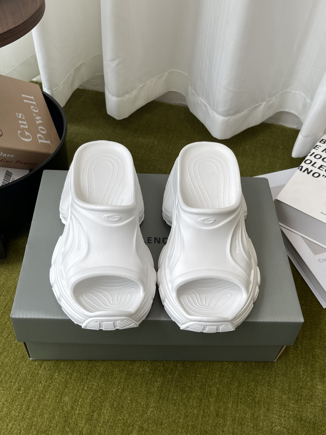NO:819481,BALENCIAGE Thick-soled slippers are full of comfort. The sole texture is full of details. Believe me, it must be a pair of beach slippers that can last you all summer. Wide-body shoe shape. Thick sole 7cm. Shows height and slender legs. Favorite of dwarfs. Material EVA size 35-40 (40 customized), slippers, balenciaga, balenciaga, slippers19860909BALENCIAGE 巴黎世家 厚底拖鞋 舒适度满满 鞋底纹路 细节感拉满 相信我 一定是一双可以让你整个夏天焊死脚上的沙滩拖鞋 宽体的鞋型 厚底7cm 显高又显腿细,矮星人的最爱 材质EVA 码数35-40（40定做）,拖鞋,balenciaga,balenciaga,slippers,Women's Shoes
