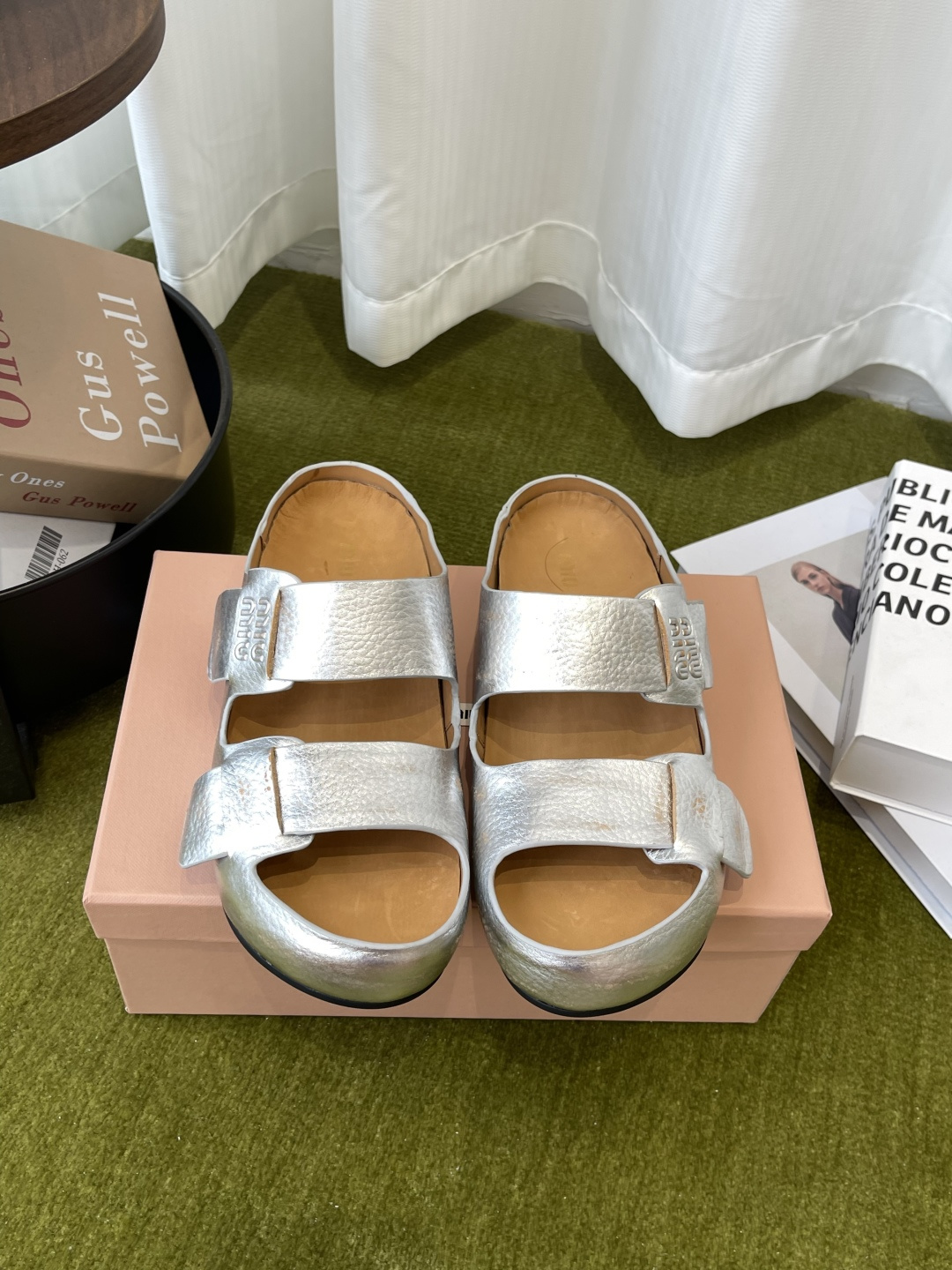 NO:819485,MiuMiu 26ss new spring and summer thick-soled double-strap beach slippers are the ace of summer wear. Clean lines and iconic design are self-recognizable. Rubber outsole is more practical and has a three-dimensional effect. Metallic cowhide. Double-strap design, thick sole, waterproof and height-increasing safety. Upper/foot pads are customized with imported cowhide. Rubber outsole  Size 35-41 (40.41 customized), slippers, miumiu, slippers, cowhide19860909MiuMiu 谬谬 26ss春夏新款 厚底双带 沙滩拖鞋 是夏日穿搭的氛围感王牌 利落的线条搭配标志性设计 自带辨识度 橡胶大底更实用,三维立体效果 金属牛皮 双带设计厚底防水增高小心机 鞋面/垫脚定制进口牛皮 橡胶大底 码数35-41（40.41定做),拖鞋,miumiu,slippers,cowhide,Women's Shoes