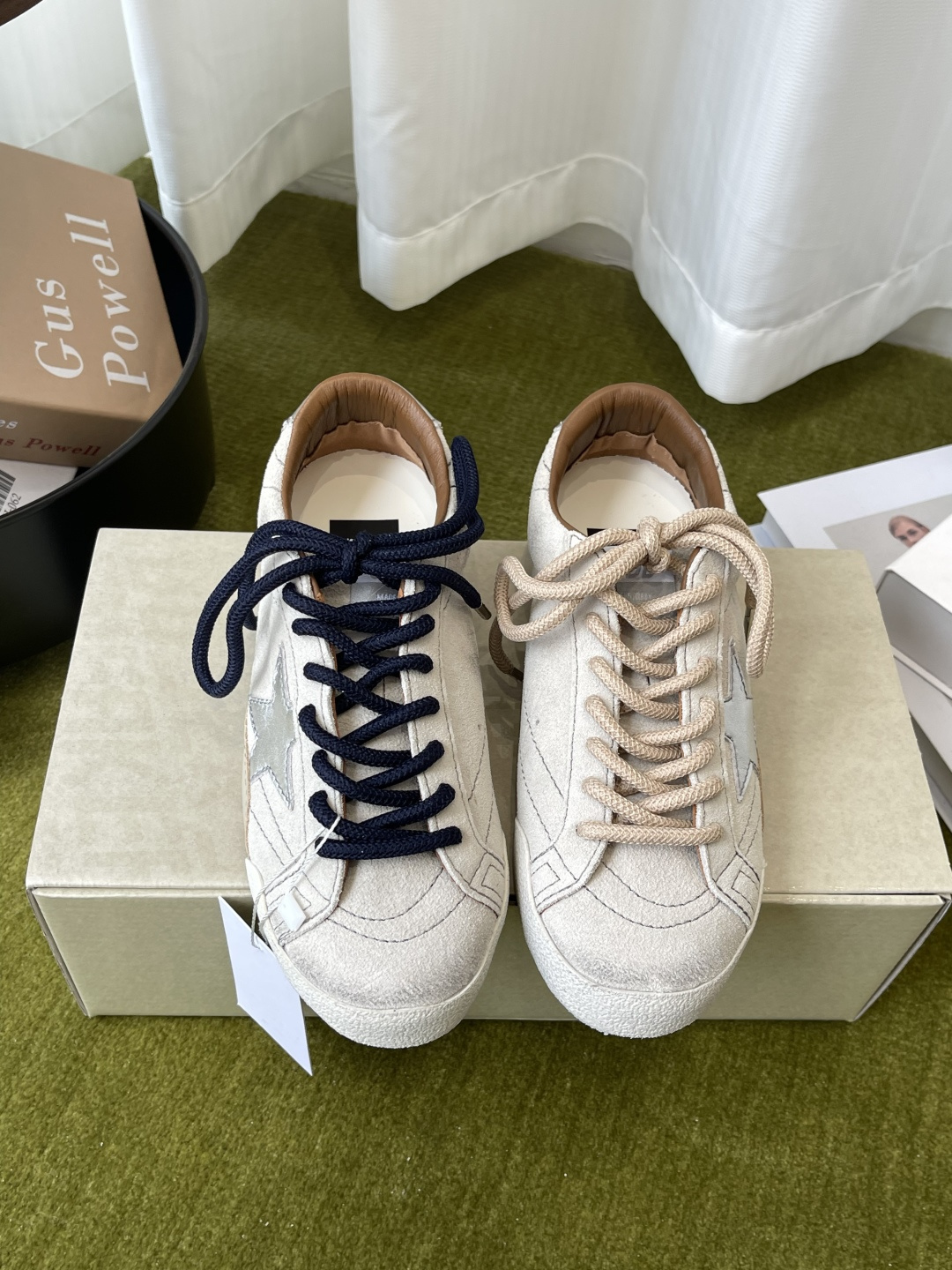 NO:819469,GGDB 26ss spring and summer new style distressed casual sneakers. The design adopts the classic star logo with distressed texture. The neat shoe shape has a retro and casual temperament. The two-color shoelace design makes the shoes more interesting to match. It has a 4cm inner height increase, which is easy for small people to control. The foot-friendly version is friendly to various foot types. Cowhide upper, leather lining, rubber outsole. Size 35-44, casual shoes/sports shoes, sneakers, cowhide19860909GGDB 26ss春夏新款 做旧休闲板鞋 设计上采用经典的星星标识搭配做旧质感 利落的鞋型自带复古随性的气质 双色鞋带的设计让鞋款更具搭配趣味 带有4厘米内增高 小个子轻松驾驭 不挑脚型的版型对各种脚型都很友好 鞋面牛皮 内里牛皮 橡胶大底 码数35-44,休闲鞋/运动鞋,sneakers,cowhide,Women's Shoes