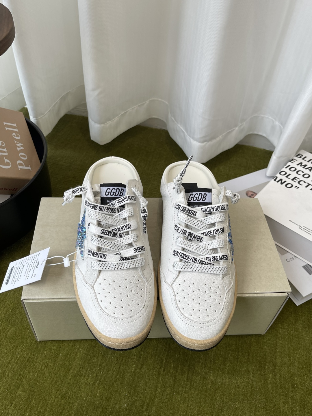 NO:819460,GGDB 26ss spring and summer new style sneakers with rhinestones. The iconic rhinestone star is the soul of the whole pair of shoes. The blingbling diamonds shine super brightly in the sun and instantly light up the whole outfit. The sweet and cool feeling directly fills the air. The old and retro shoe shape has a relaxed atmosphere. There are two styles of sneakers and half-flop to meet the needs of different dressing scenes. One shoe unlocks N kinds of dressing styles. It has to be the versatile artifact in the spring and summer shoe cabinet. Upper sheepskin  Lined cowhide, original molded outsole, size 35-40 (40 customized), casual shoes/sports shoes, sneakers, cowhide, sheepskin19860909GGDB 26ss春夏新款 水钻脏脏板鞋 标志性水钻星星是整双鞋的灵魂 blingbling的钻饰在阳光下超闪 瞬间点亮全身穿搭 甜酷感直接拉满 做旧复古的鞋型自带松弛氛围感 板鞋半拖两种款式随心选 满足不同穿搭场景的需求 一鞋解锁N种穿搭风格 春夏鞋柜里的百搭神器非它莫属 鞋面羊皮 内里牛皮 原版开模大底 码数35-40（40定做）,休闲鞋/运动鞋,sneakers,cowhide,sheepskin,Women's Shoes